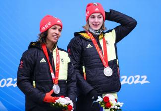 Mariama Jamanka und Alexandra Burghardt gewinnen Olympiasilber im Zweierbob.