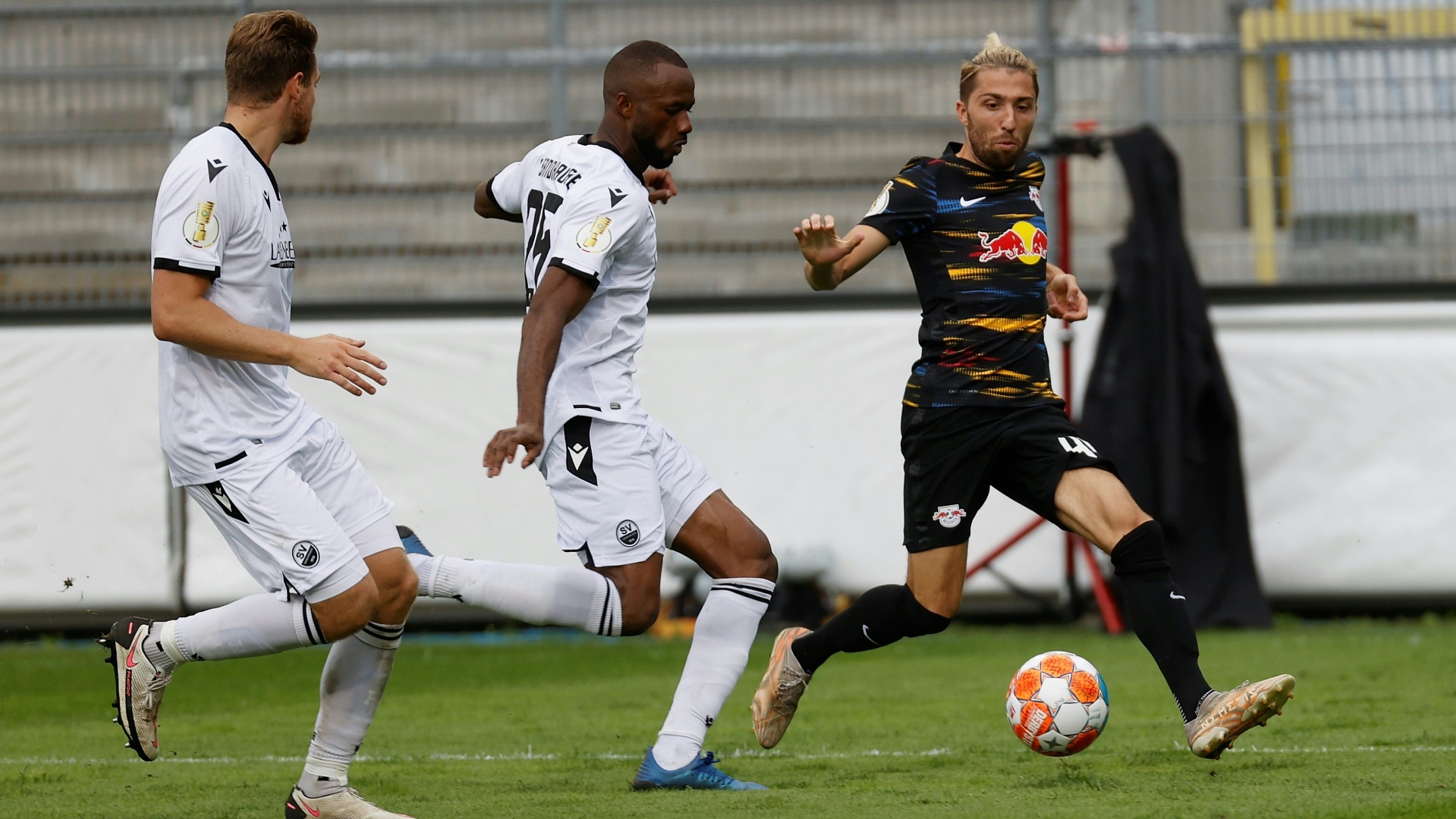 Oumar Diakhite im Zweikampf mit Kevin Kampl