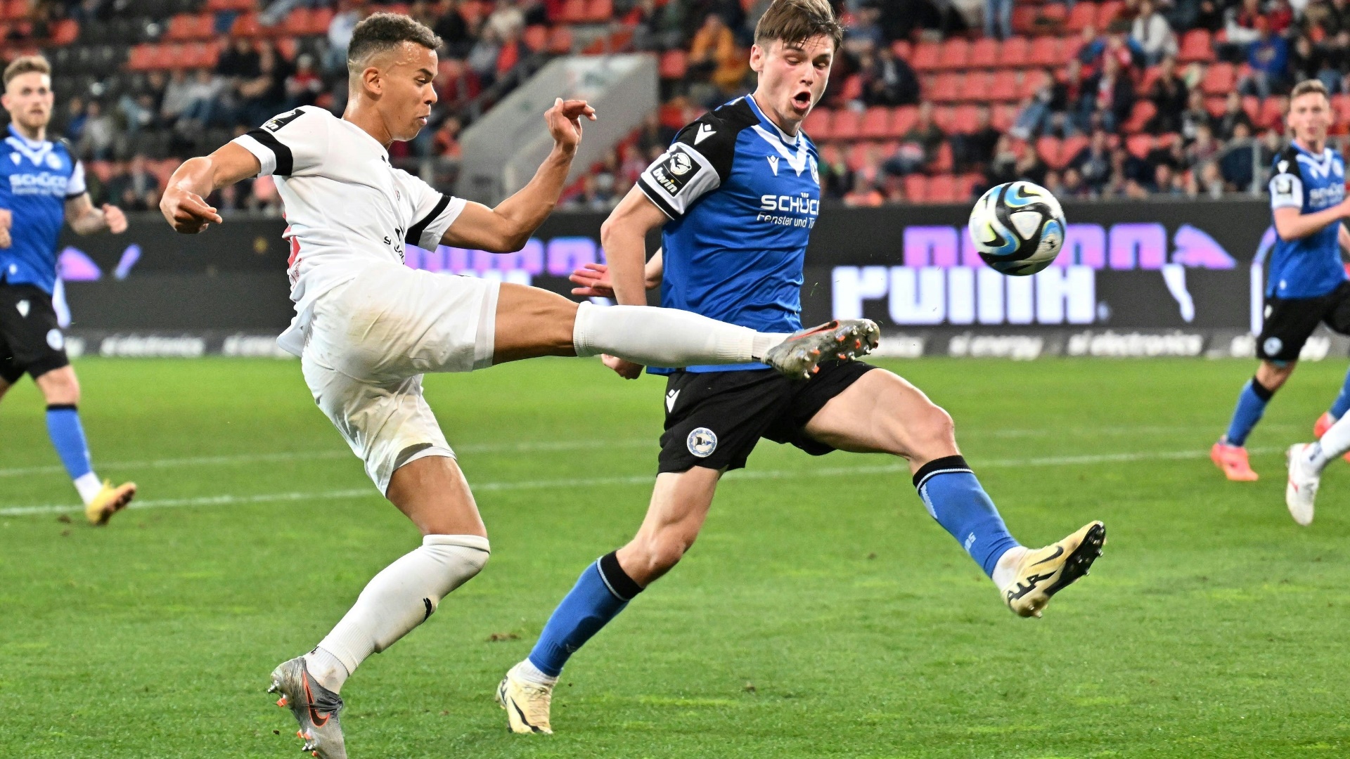 Ingolstadts Marcel Costly (l.) gegen Maximilian Großer