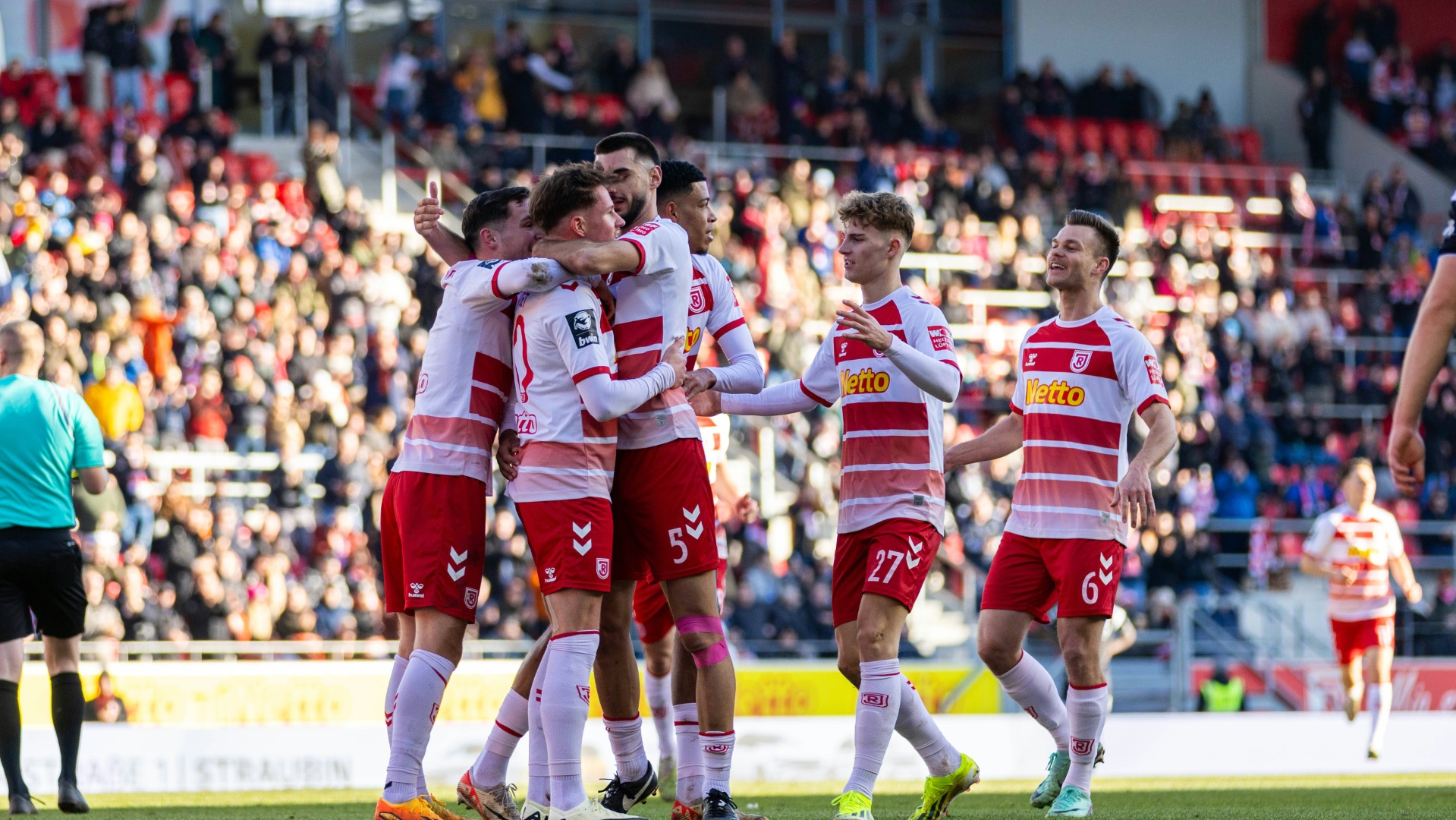 Torjubel bei Jahn Regensburg gegen Arminia Bielefeld