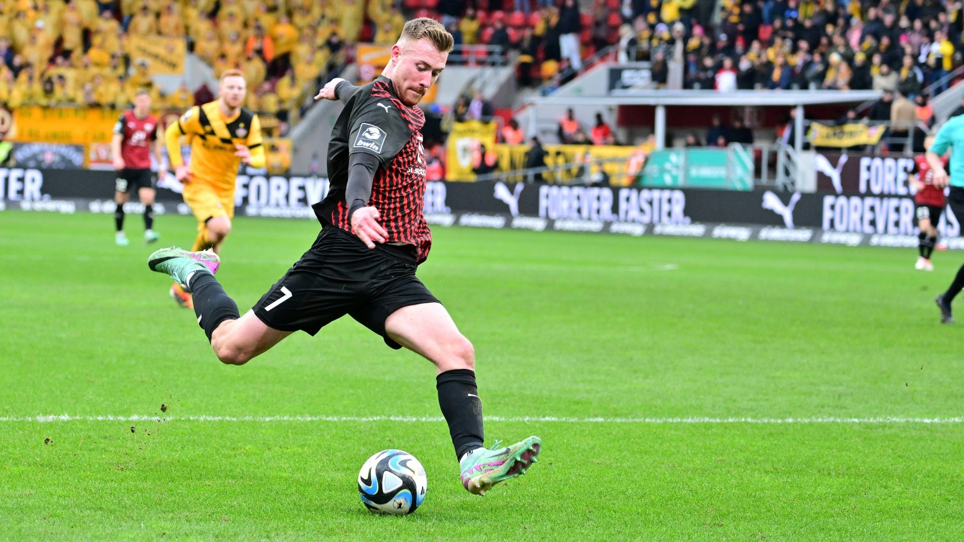 Ingolstadts Torschütze Jannik Mause beim Abschluss