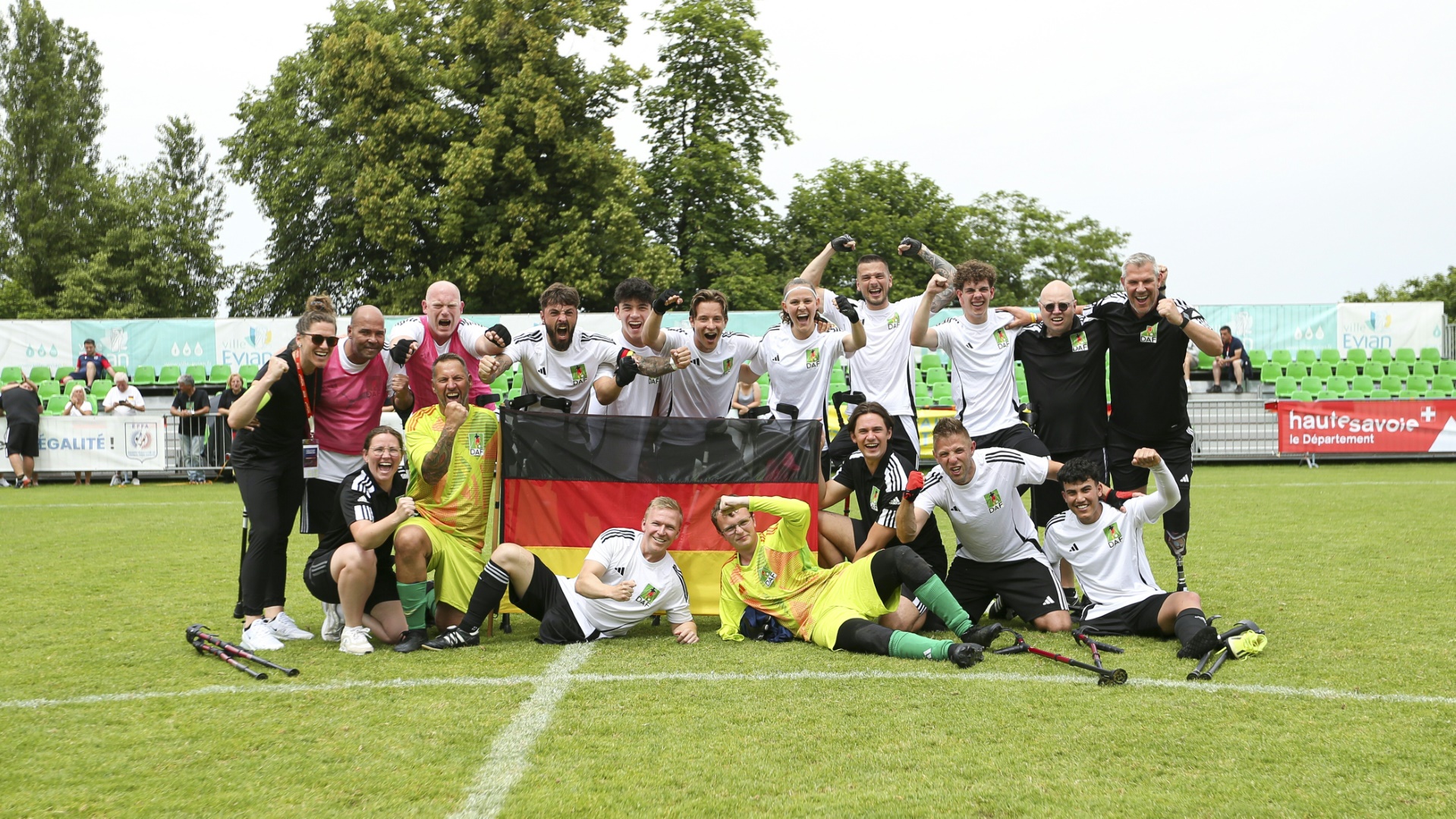 Das deutsche Team freut sich über Rang sieben