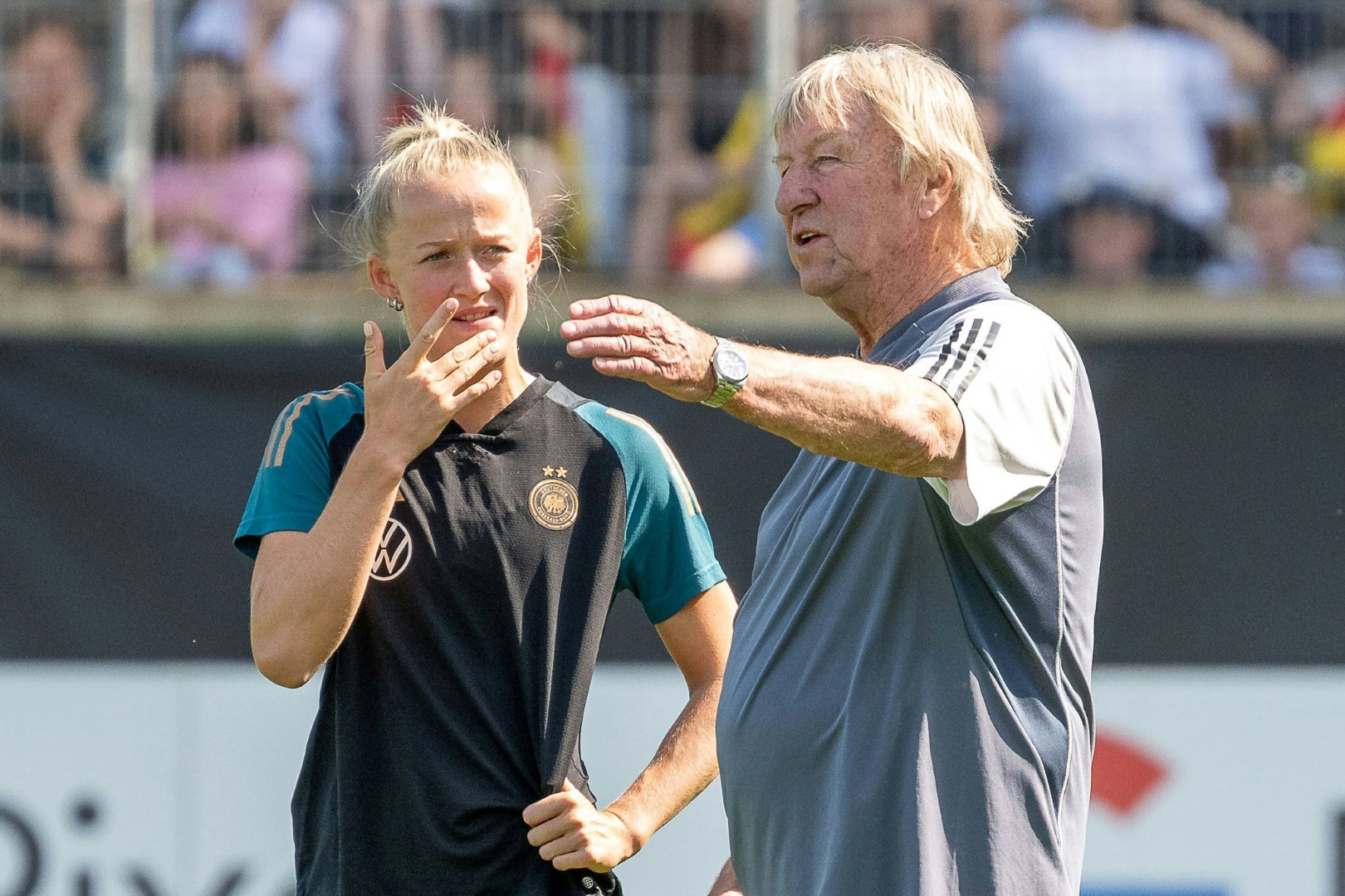 Lea Schüller und Horst Hrubesch (re.) beim DFB-Training