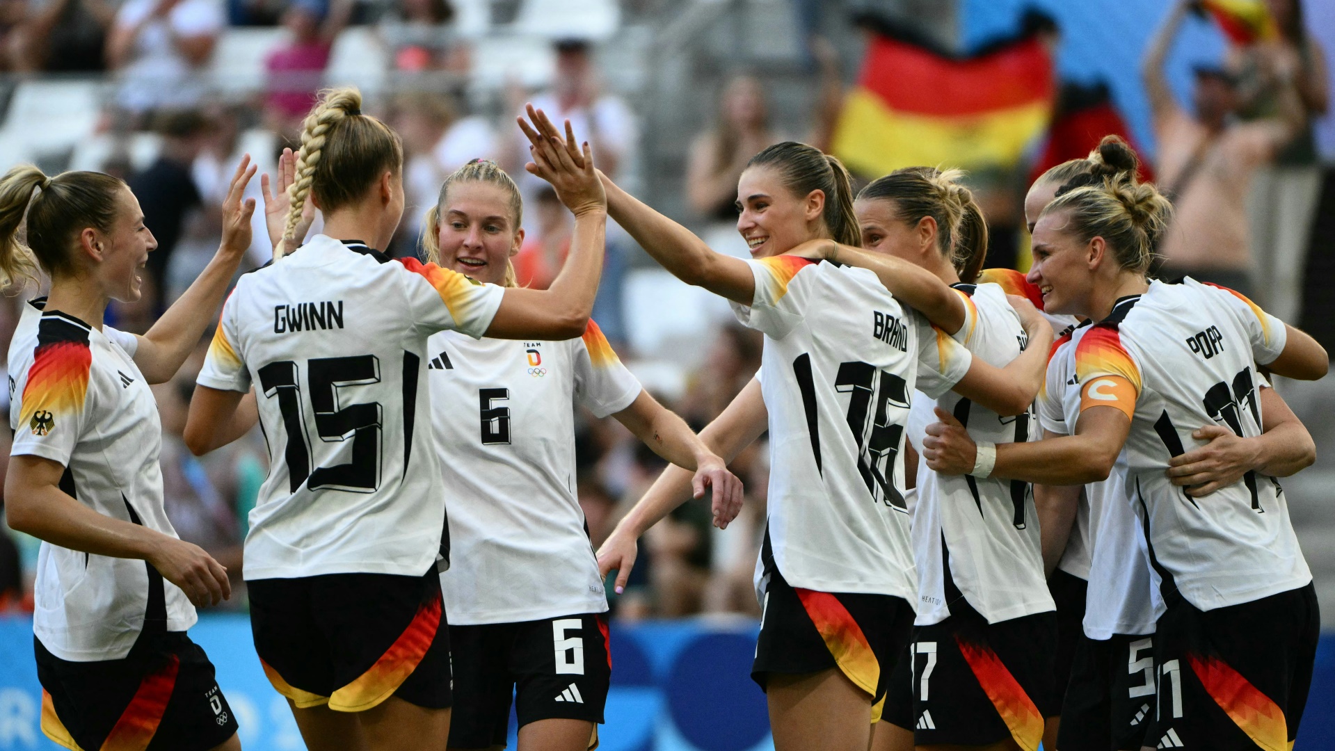 Die deutschen Fußballerinnen bejubeln das 1:0