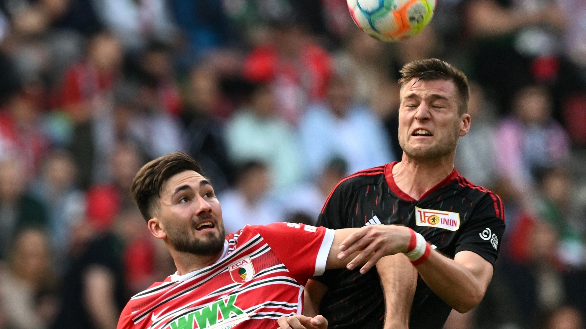 Dion Beljo (l.) im Trikot des FC Augsburg