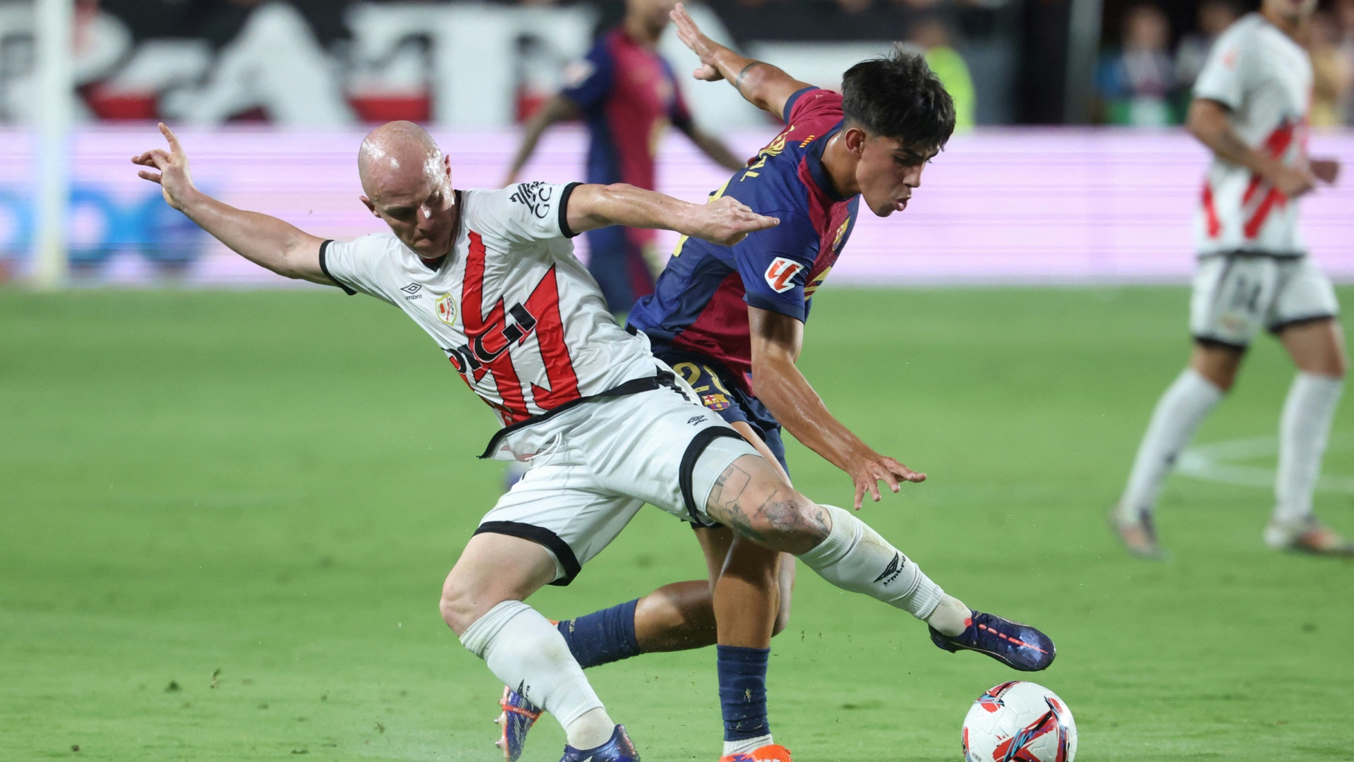 Marc Bernal (r.) im Spiel gegen Rayo