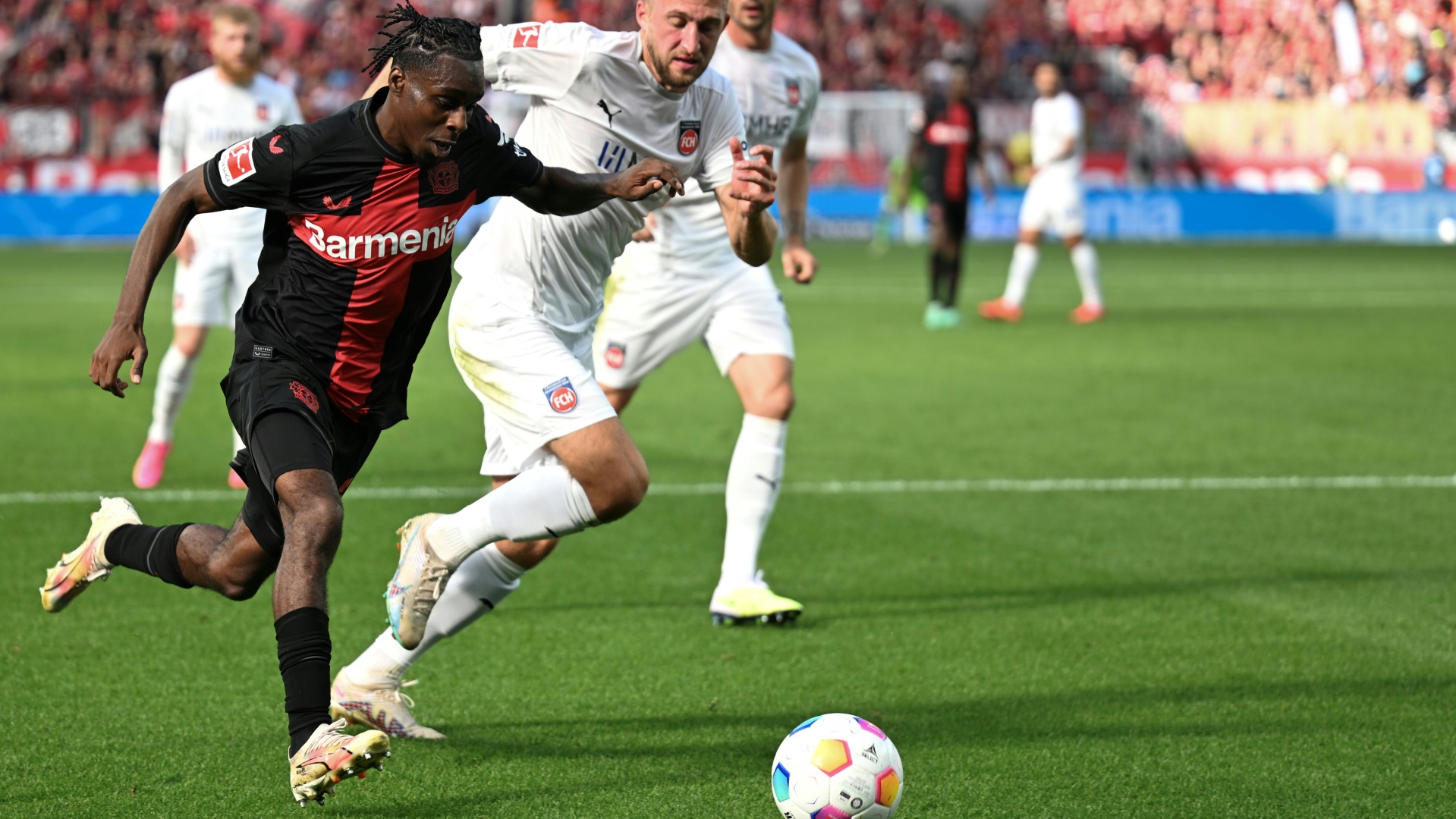 Frimpong (l.) traf in der laufenden Saison bisher einmal