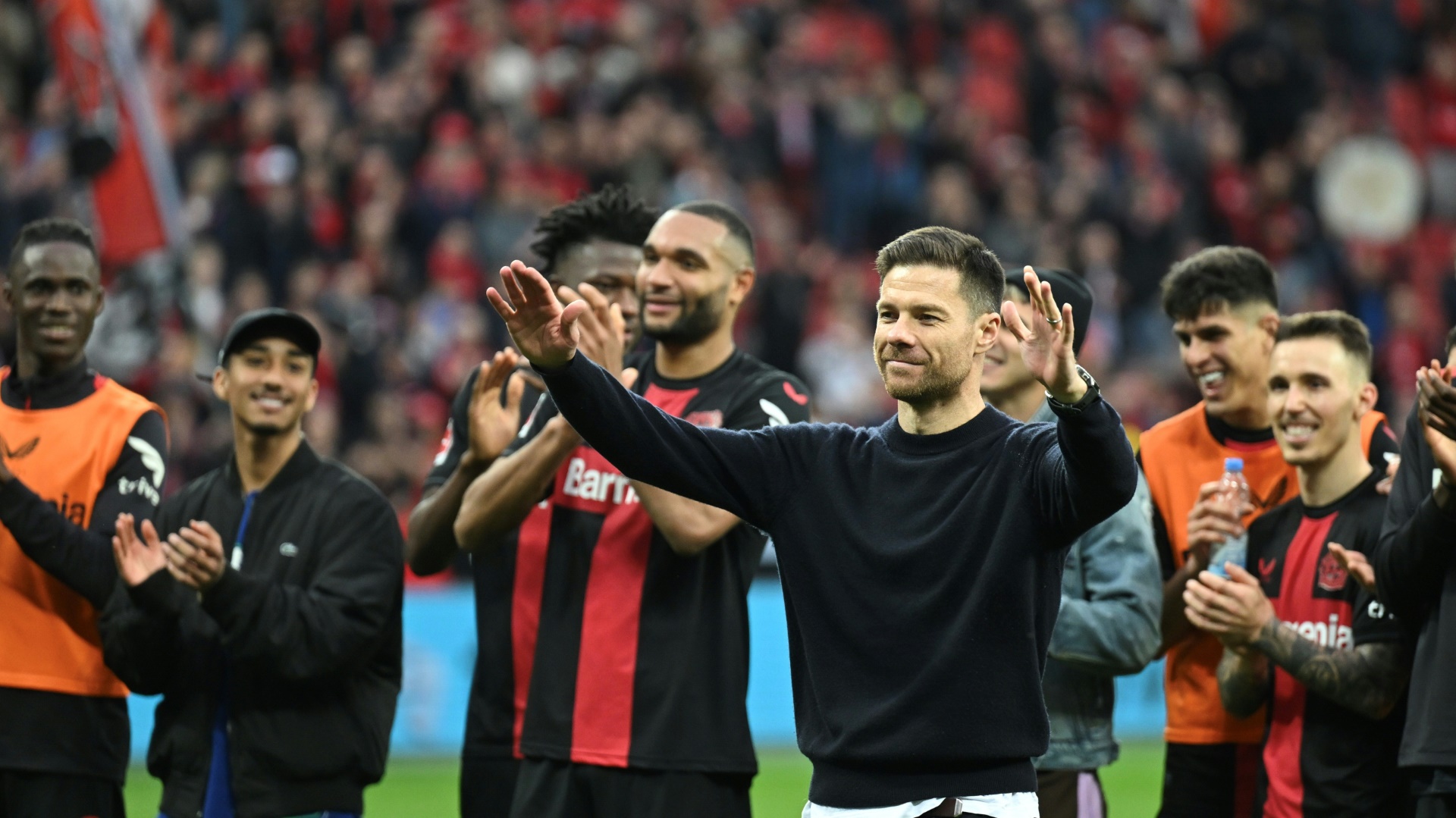 Xabi Alonso feiert mit den Fans