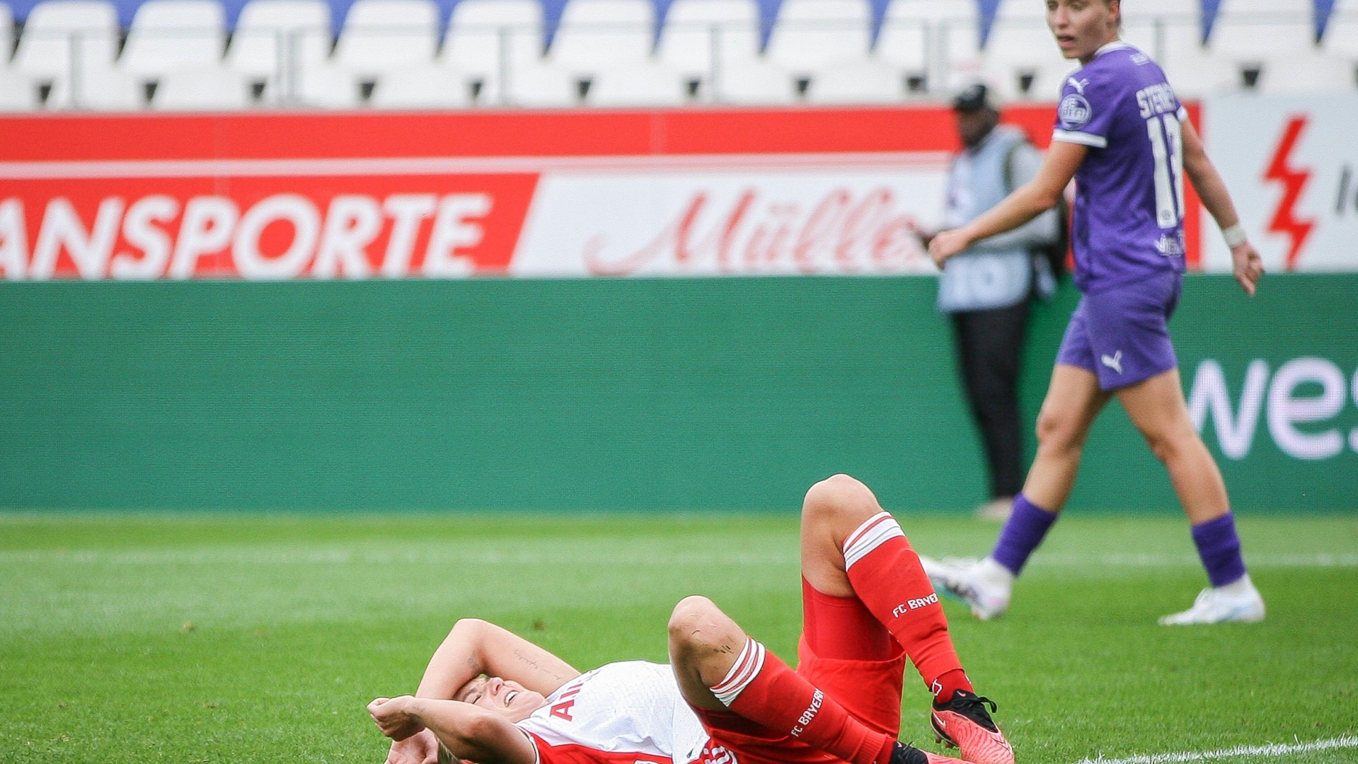 Pernille Harder liegt nach ihrem Führungstreffer am Boden