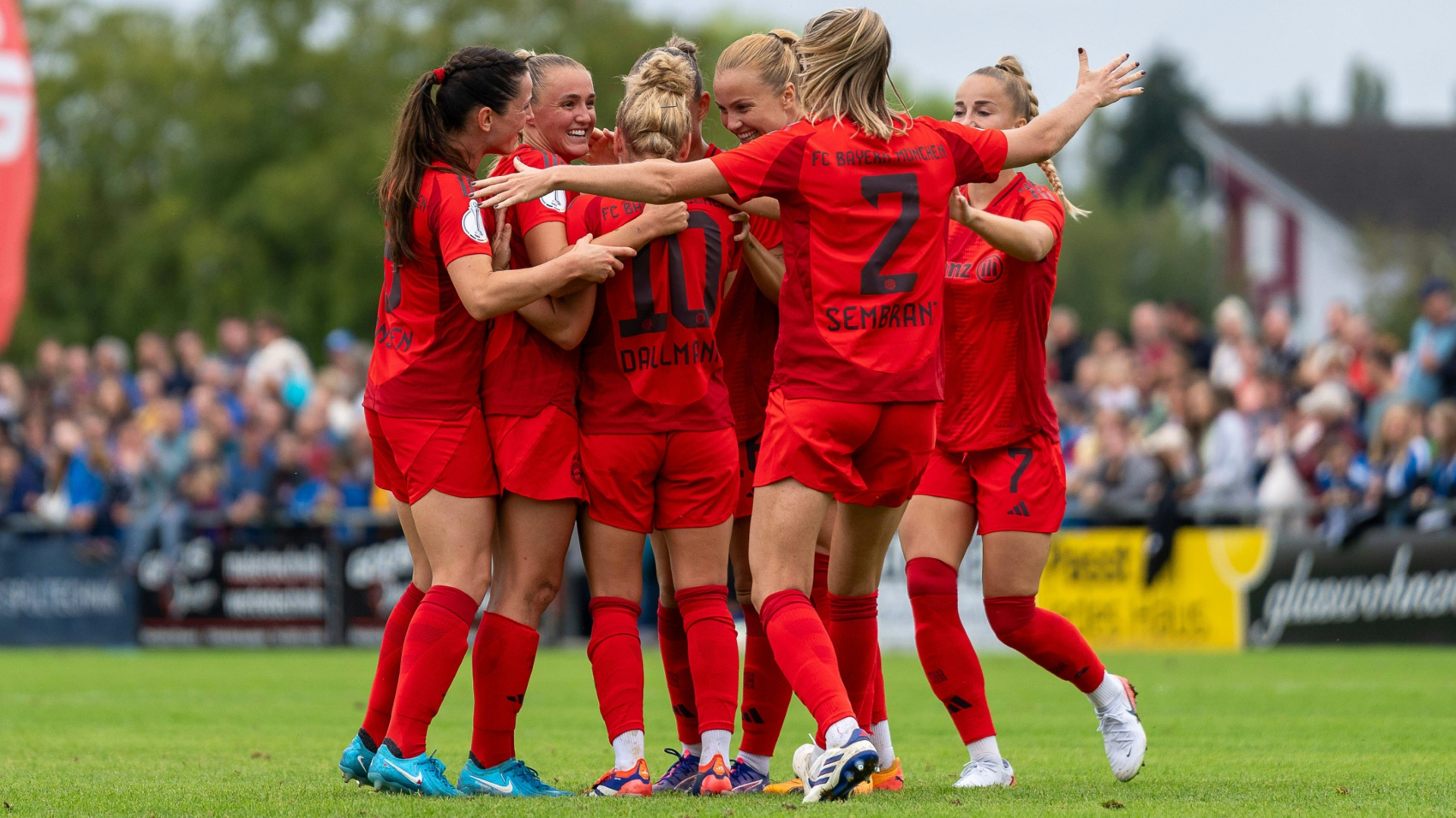 Die Bayern bejubeln Dallmanns Treffer zum 0:3