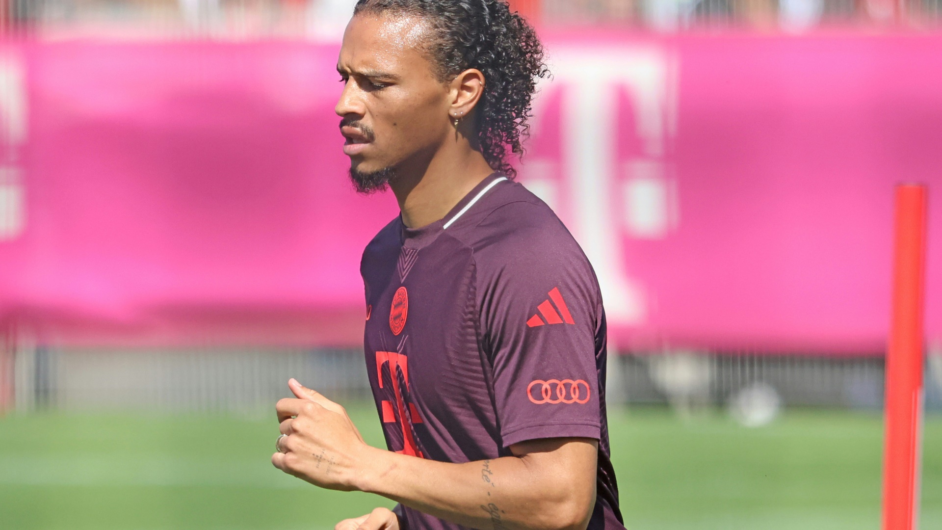 Leroy Sane sitzt in Kiel zunächst auf der Bank