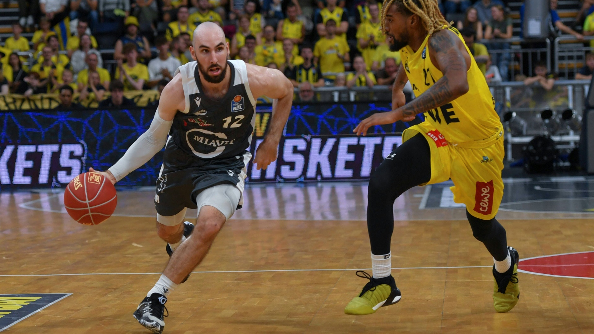 Tommy Kuhse (l.) führt Vechta zum Derbysieg