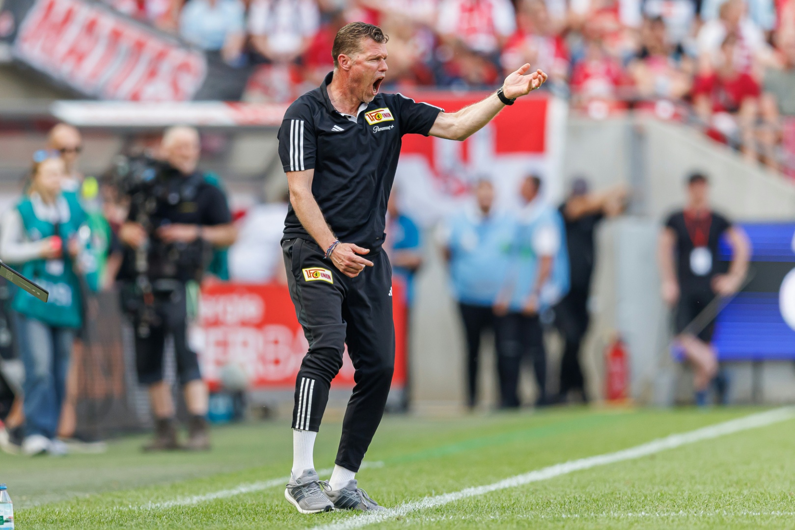 Marco Grote an der Seitenlinie beim Ligaspiel in Köln