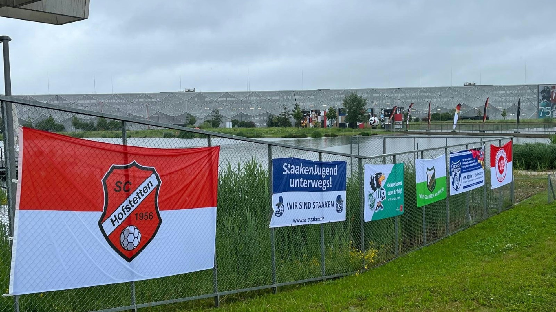 Fahnenmeer auf dem adidas-Gelände