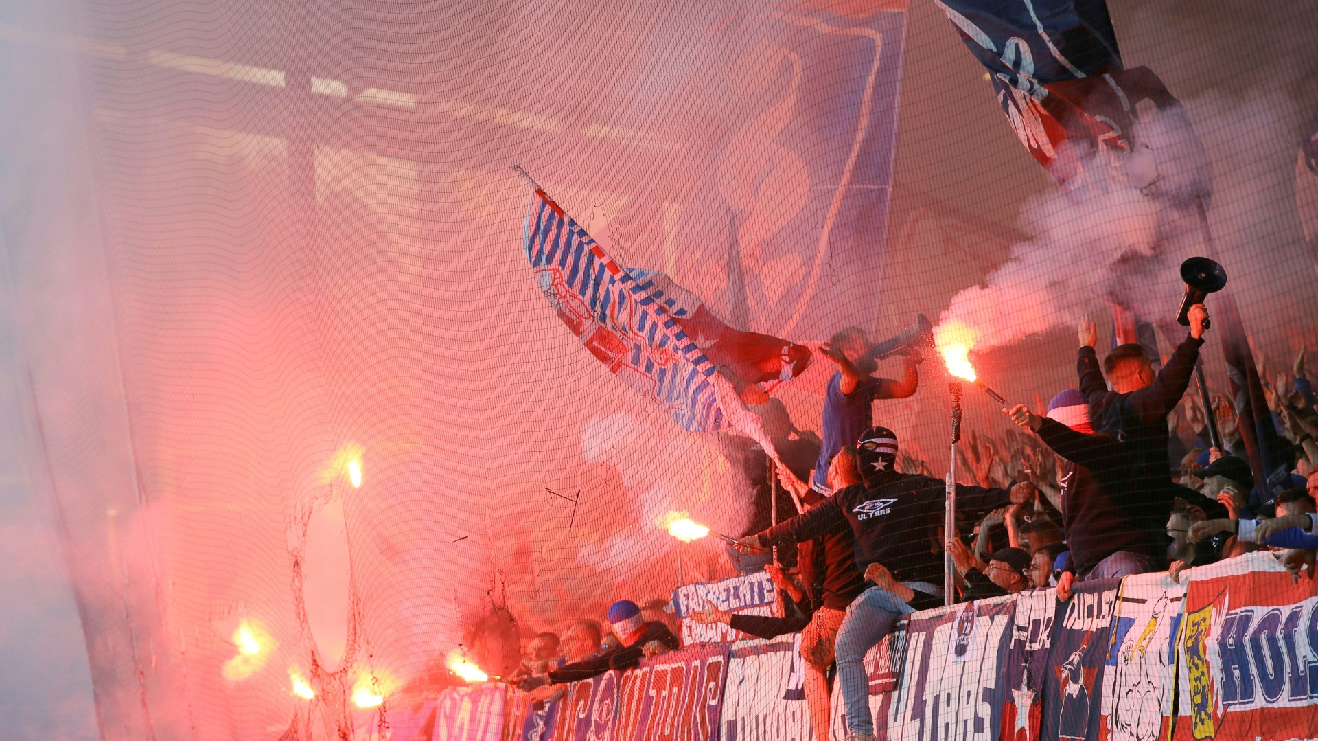 Gewohntes Bild: Pyrotechnik in den Stadien