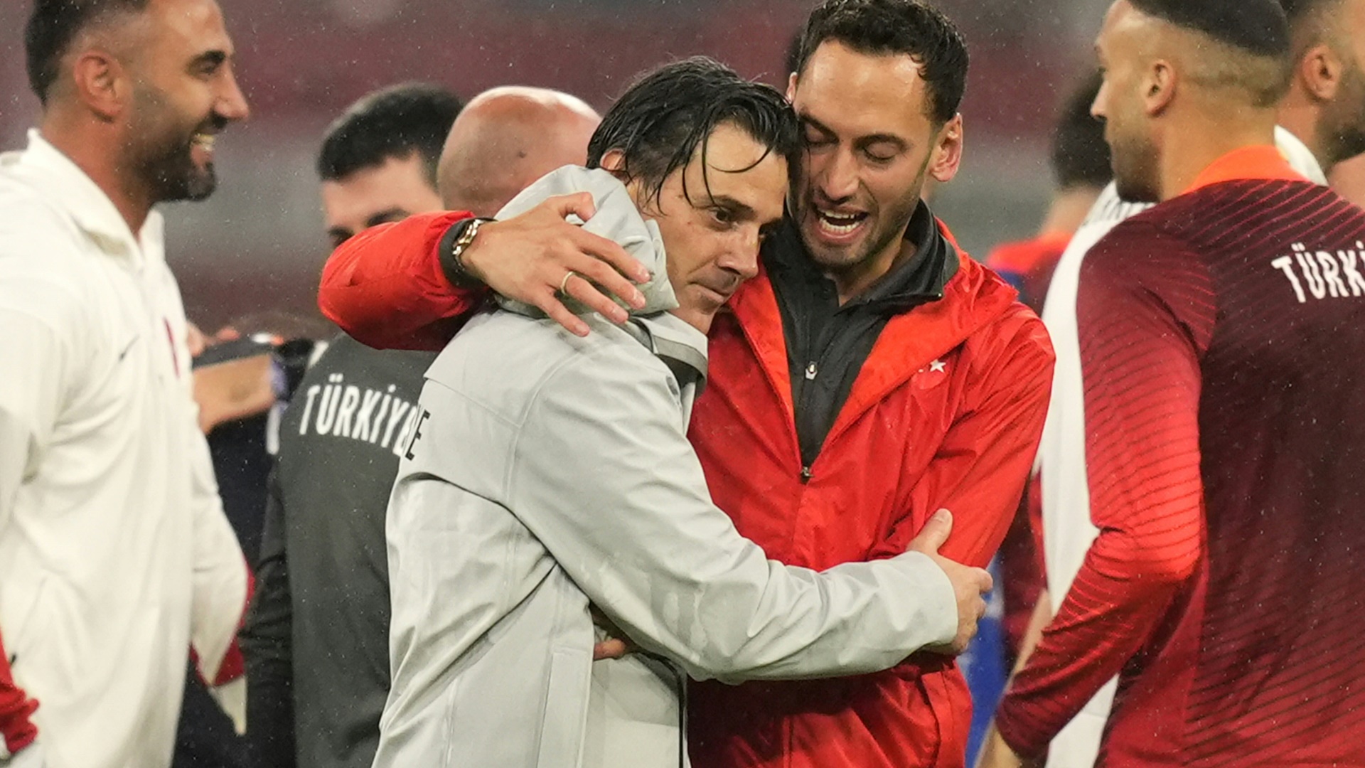 Trainer Vincenco Montella und Hakan Calhanoglu feiern