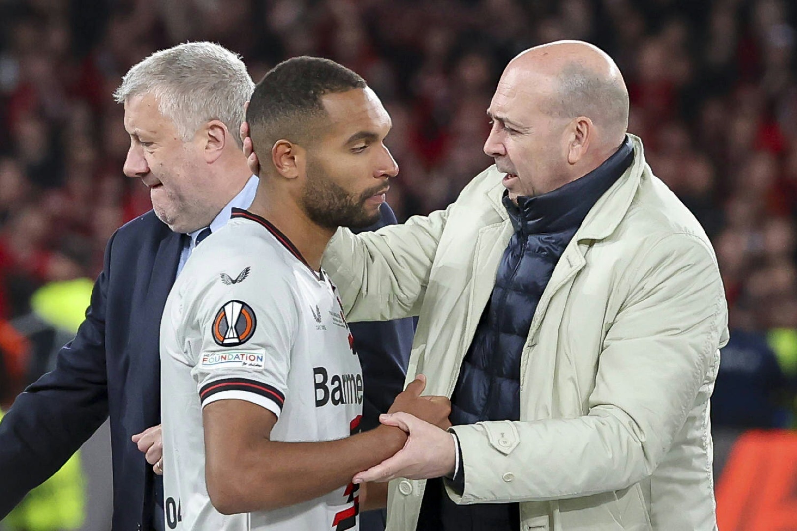 Jonathan Tah und Fernando Carro