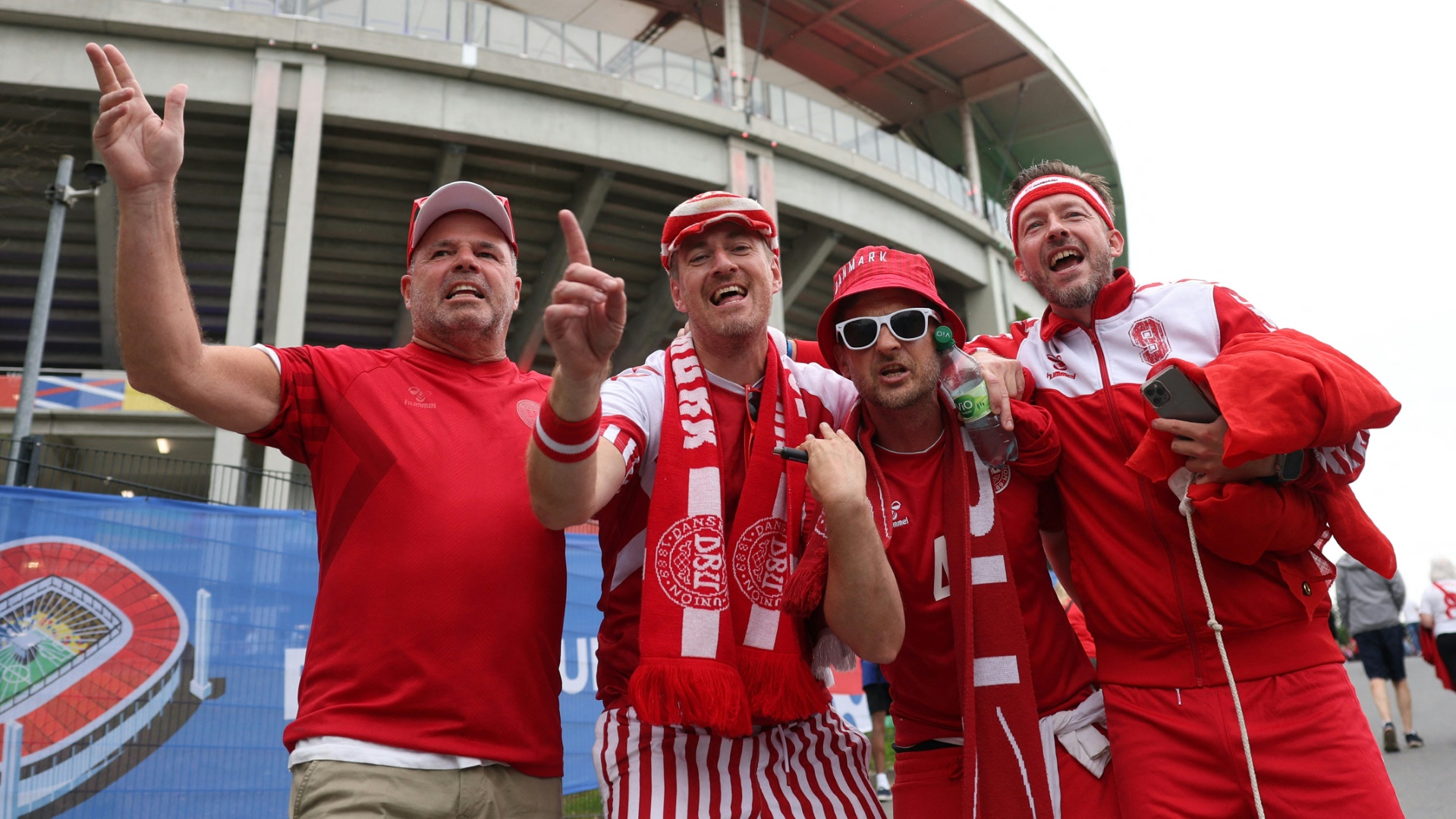 Dänische Fans vor dem Frankfurter Stadion