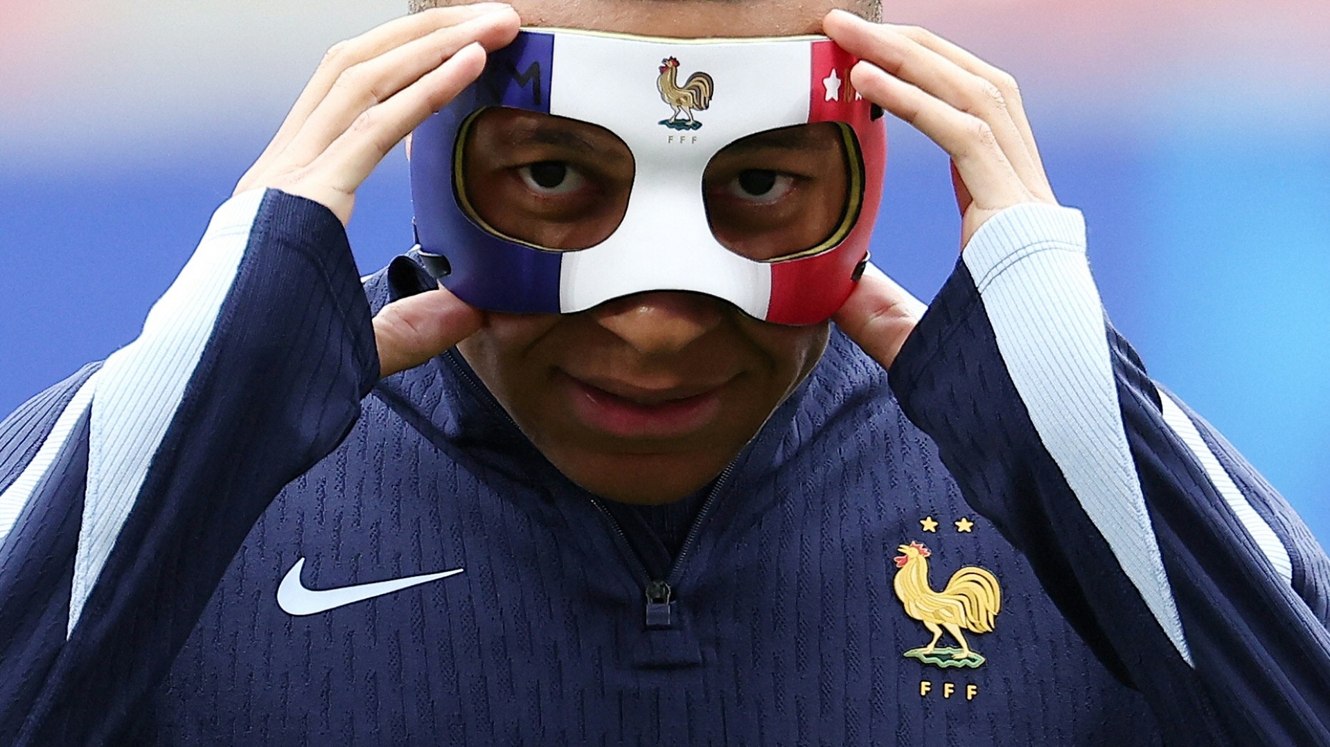 Am Donnerstag trainierte Mbappe mit Maske