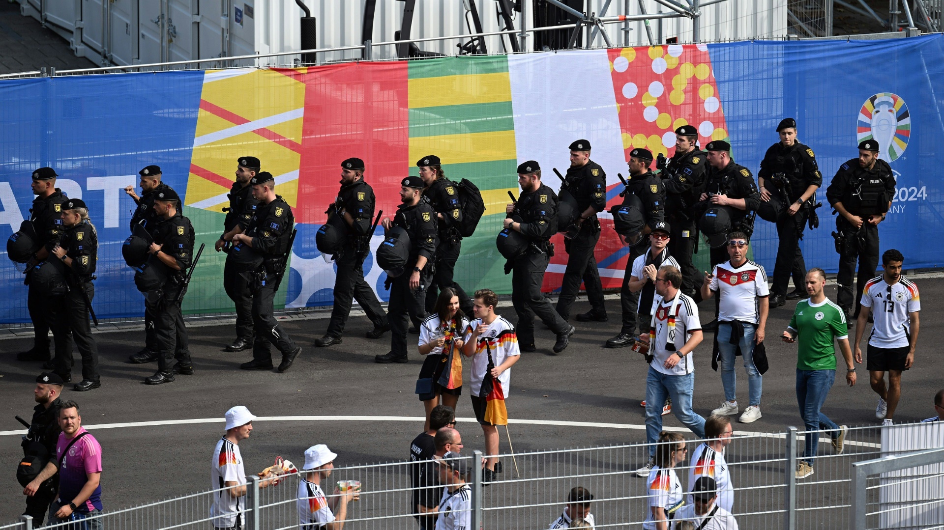 Polizisten beim Spiel in Stuttgart