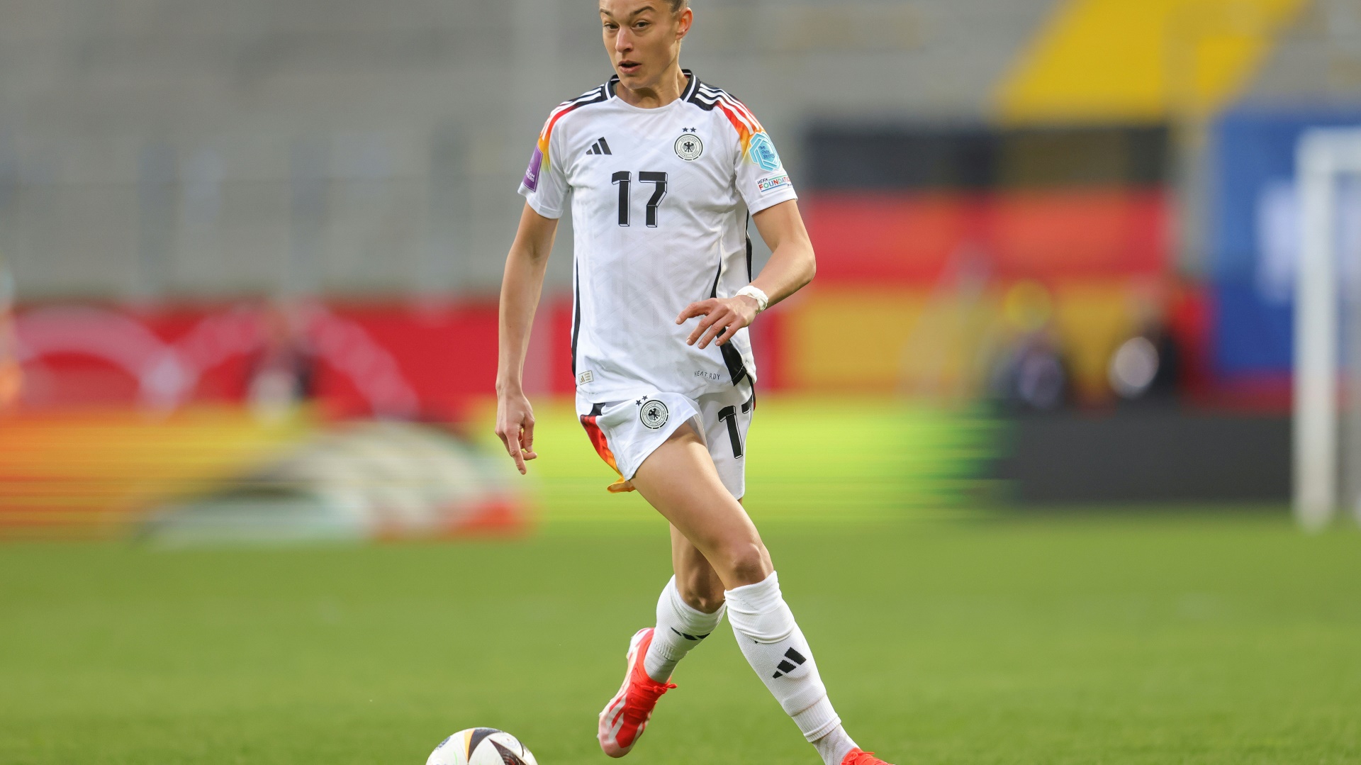 Felicitas Rauch hat den Ball am Fuß