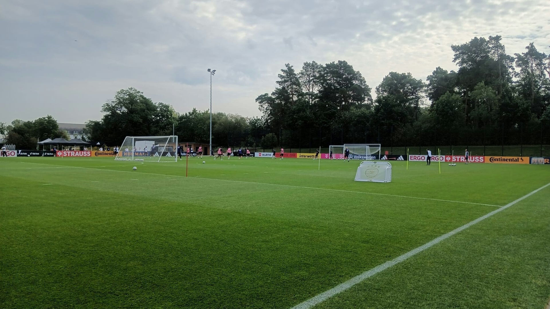 Bedeckter Himmel über dem Platz in Herzogenaurach