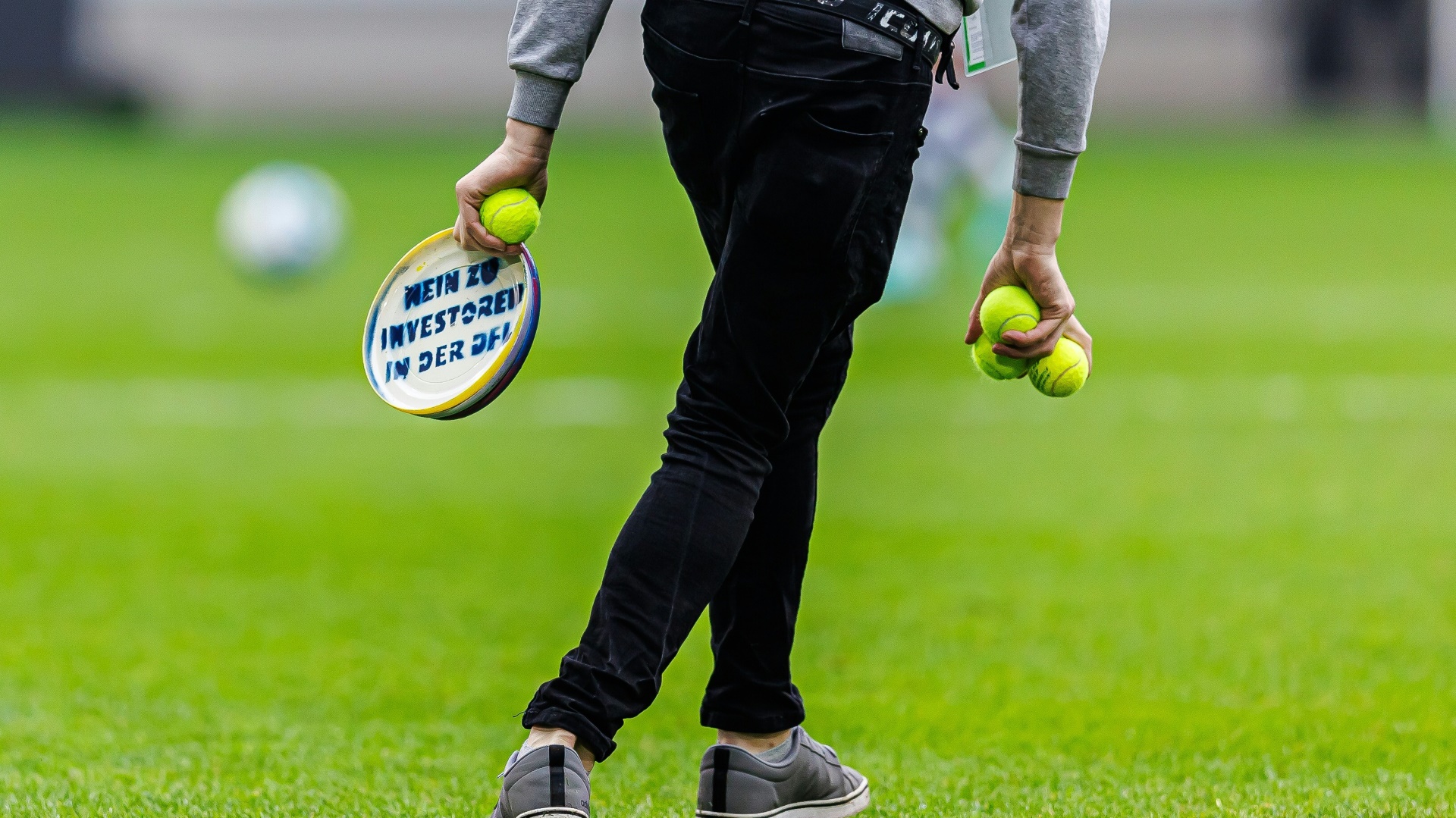 Ultragruppen warfen Frisbees oder Tennisbälle aufs Feld