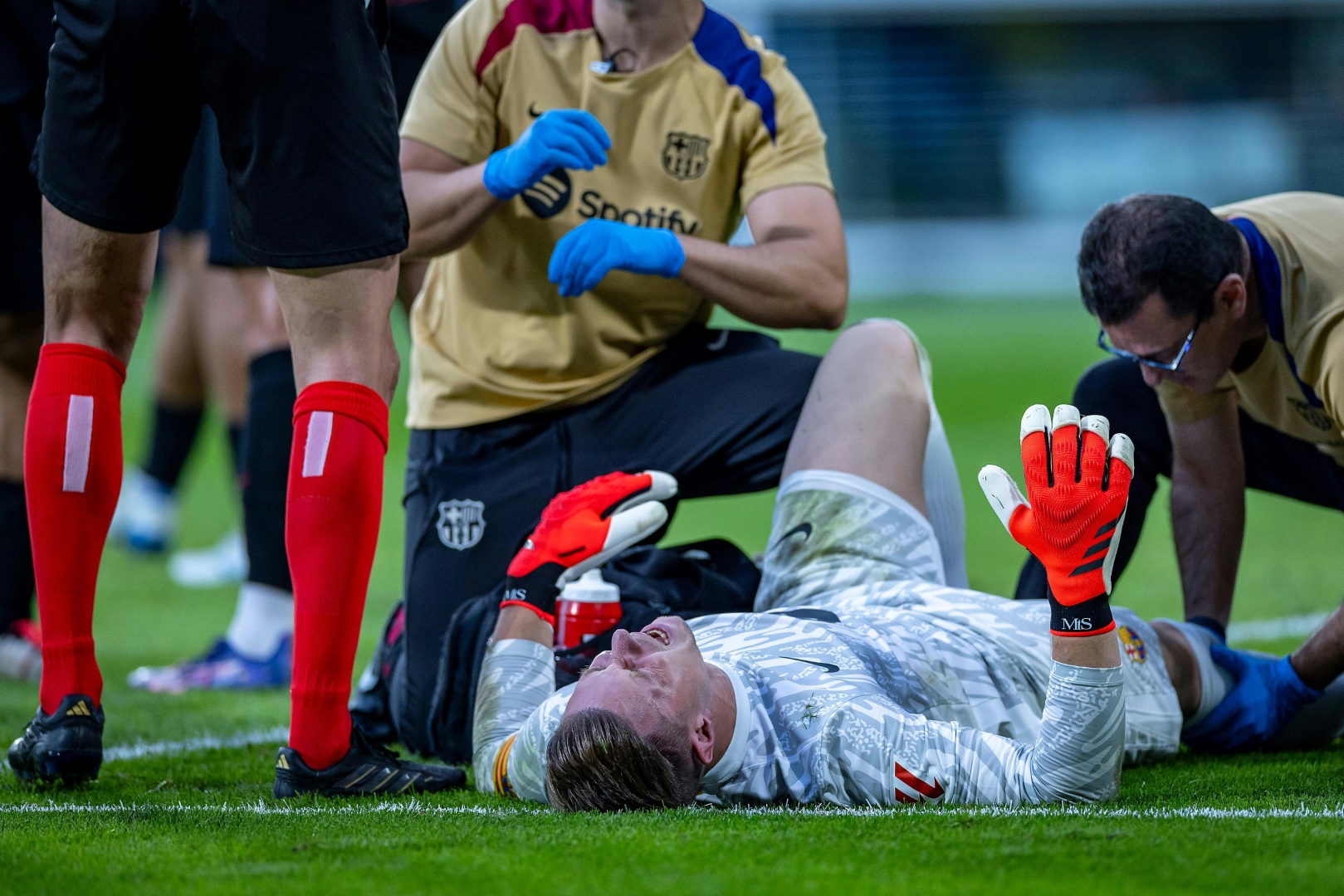 Marc-Andre ter Stegen verletzt am Boden