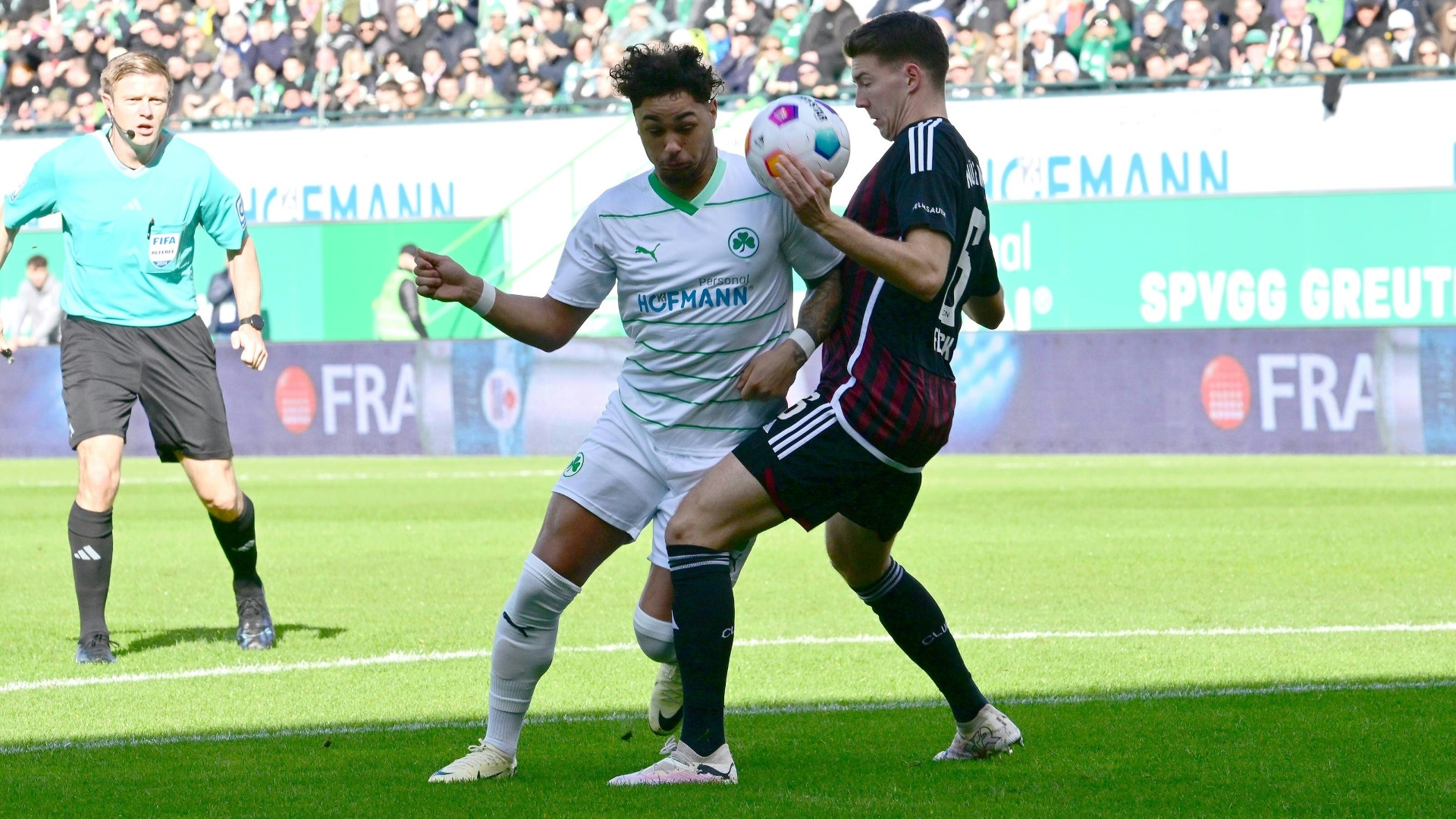 Doppeltorschütze Armindo Sieb im Duell mit Florian Flick