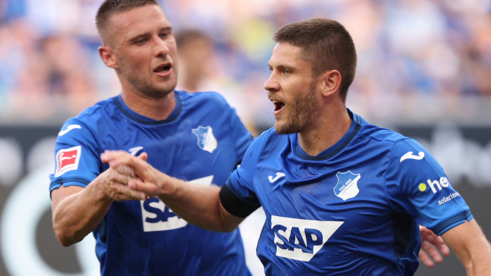 Andrej Kramaric (r) bejubelt sein zweites Tor