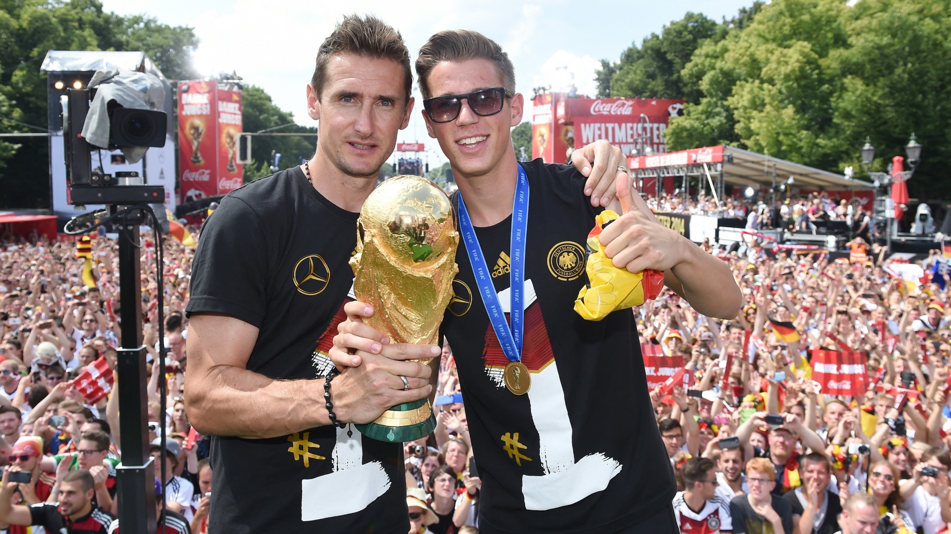 Erik Durm (r.) mit Miroslav Klose und dem WM-Pokal