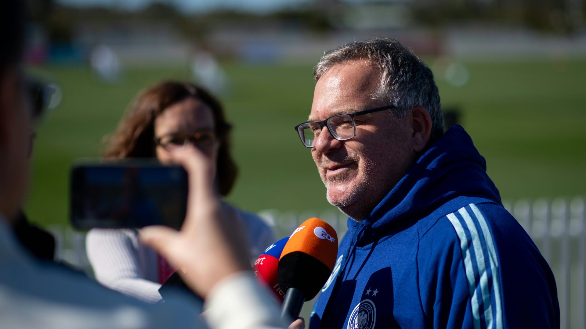 Elton zu Besuch beim DFB-Team in Australien