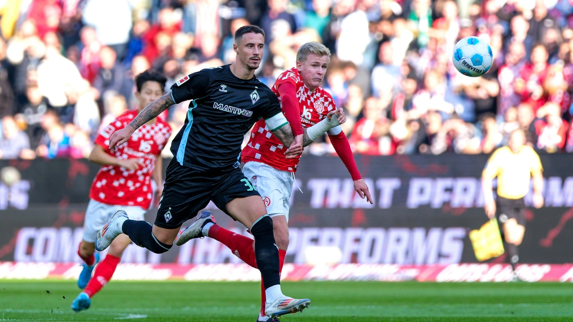 Friedl (l.) und Burkardt streiten um den Ball