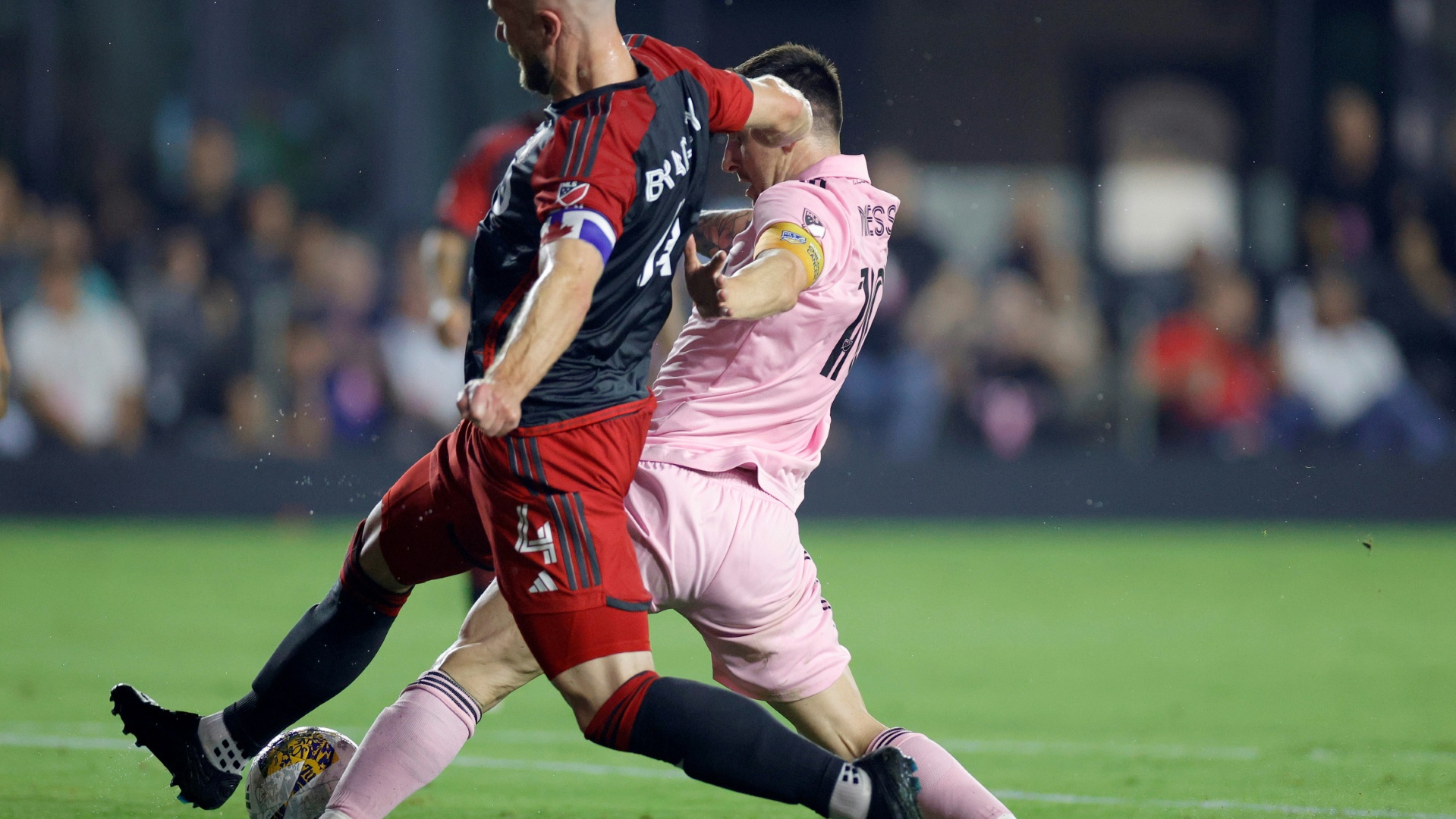 Spätes Duell: Michael Bradley gegen Miamis Lionel Messi