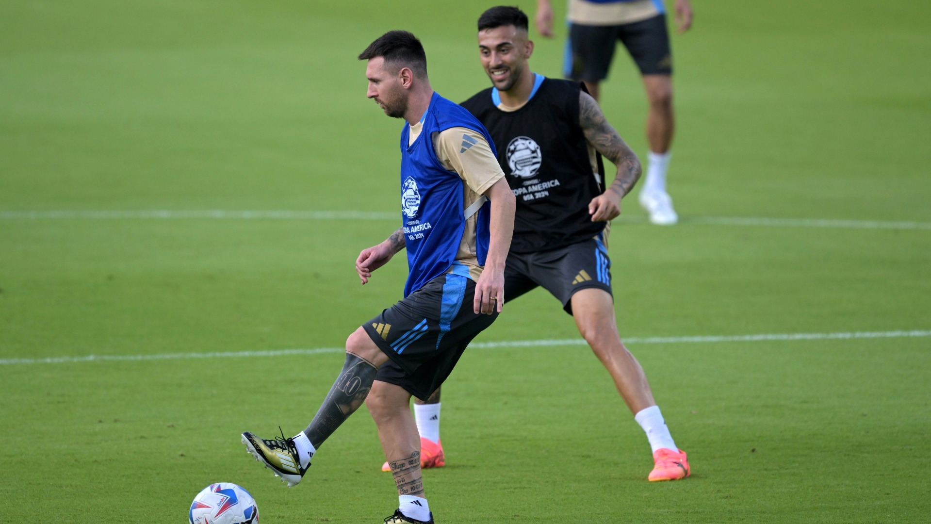 Gonzalez (hinten) im Trainingsduell mit Lionel Messi