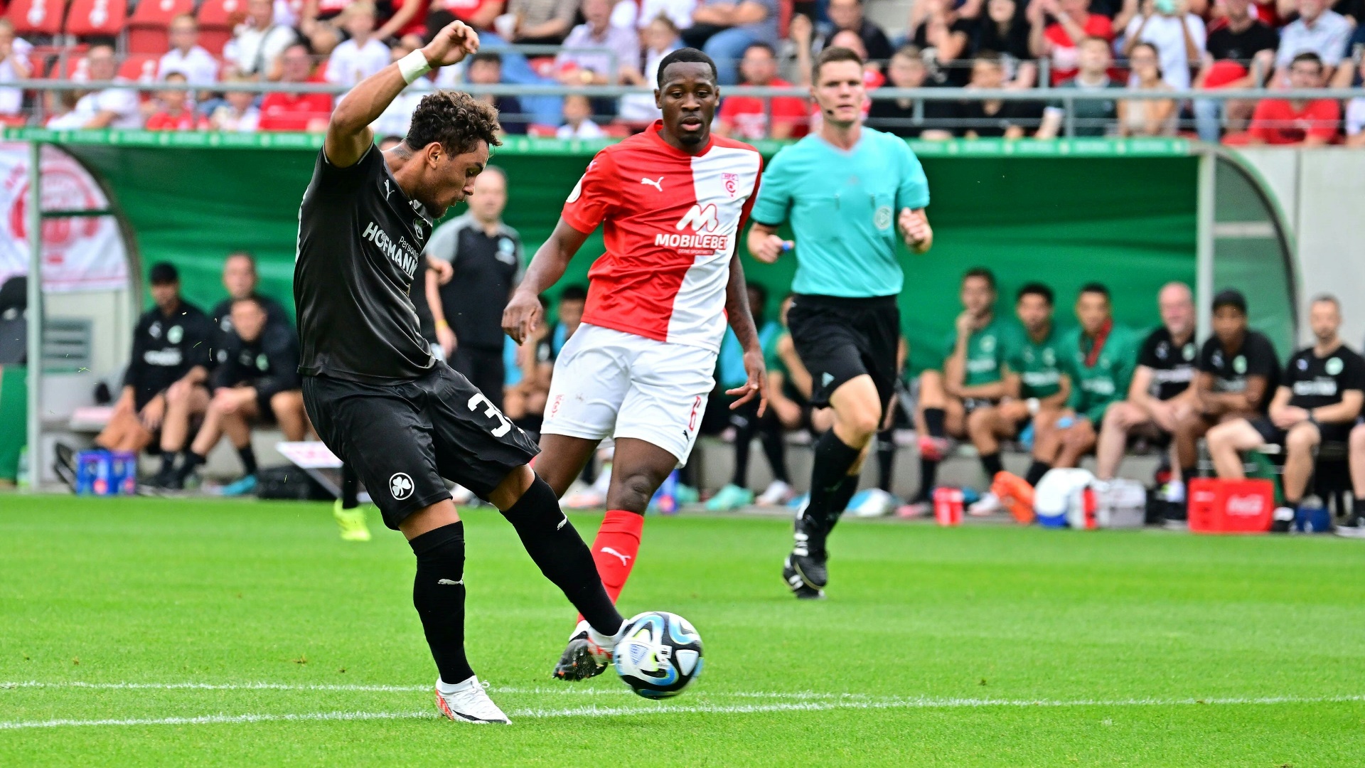 Armindo Sieb (l.) mit dem entscheidenden Tor für Fürth