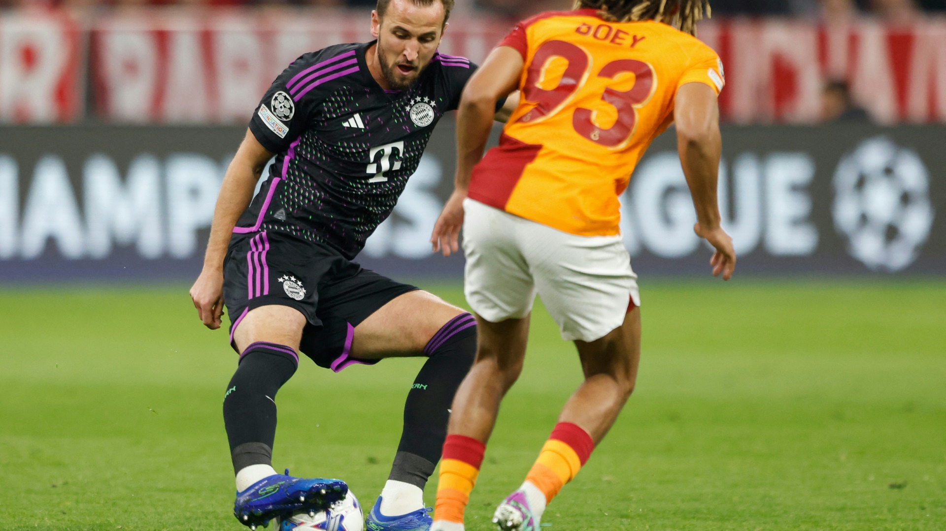 Sacha Boey im Duell mit Harry Kane