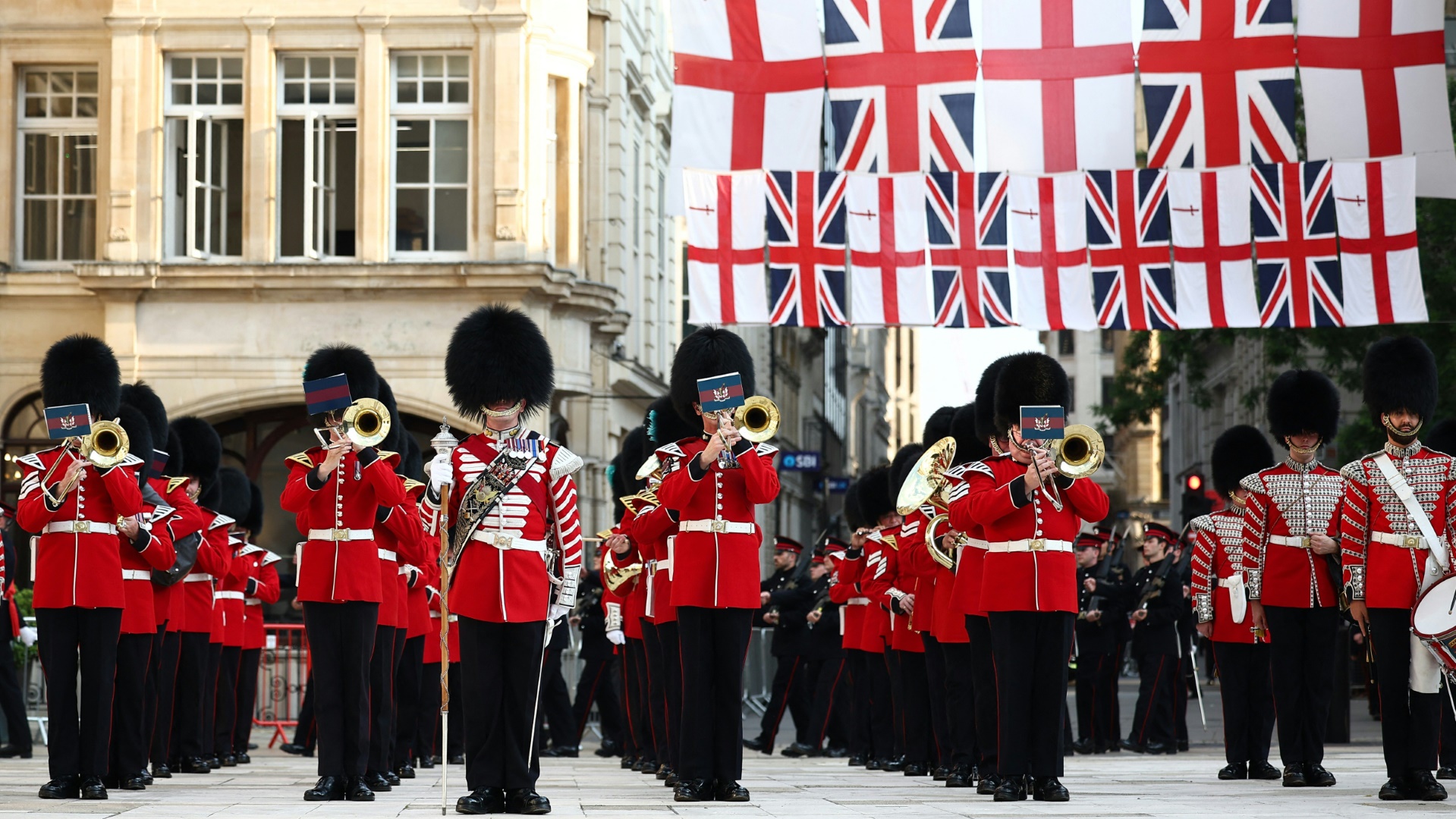 Im Fußball-Fieber: Die Band der Coldstream Guards.