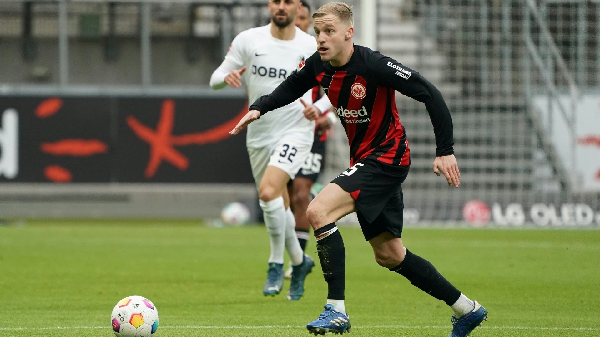 Donny van de Beek gibt sein Debüt für Frankfurt