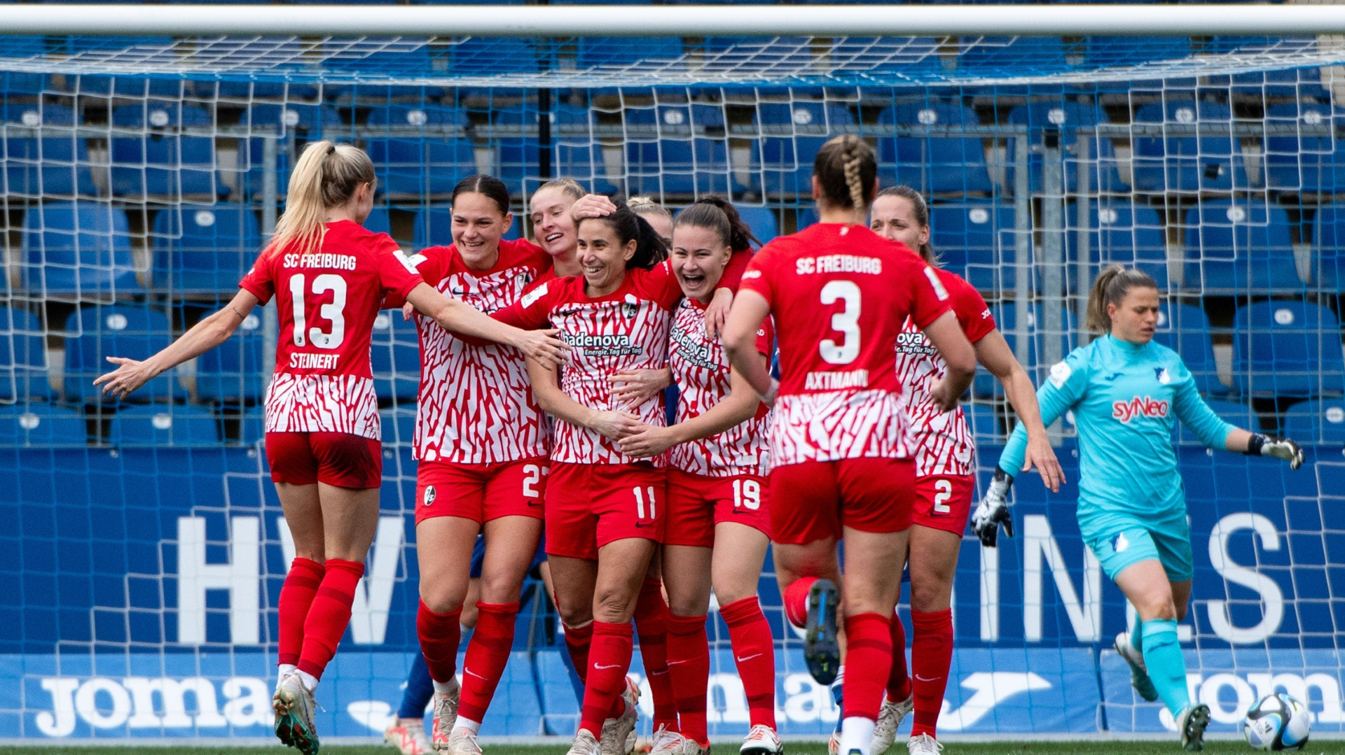 Die Frauen des SC Freiburg jubeln in Sinsheim