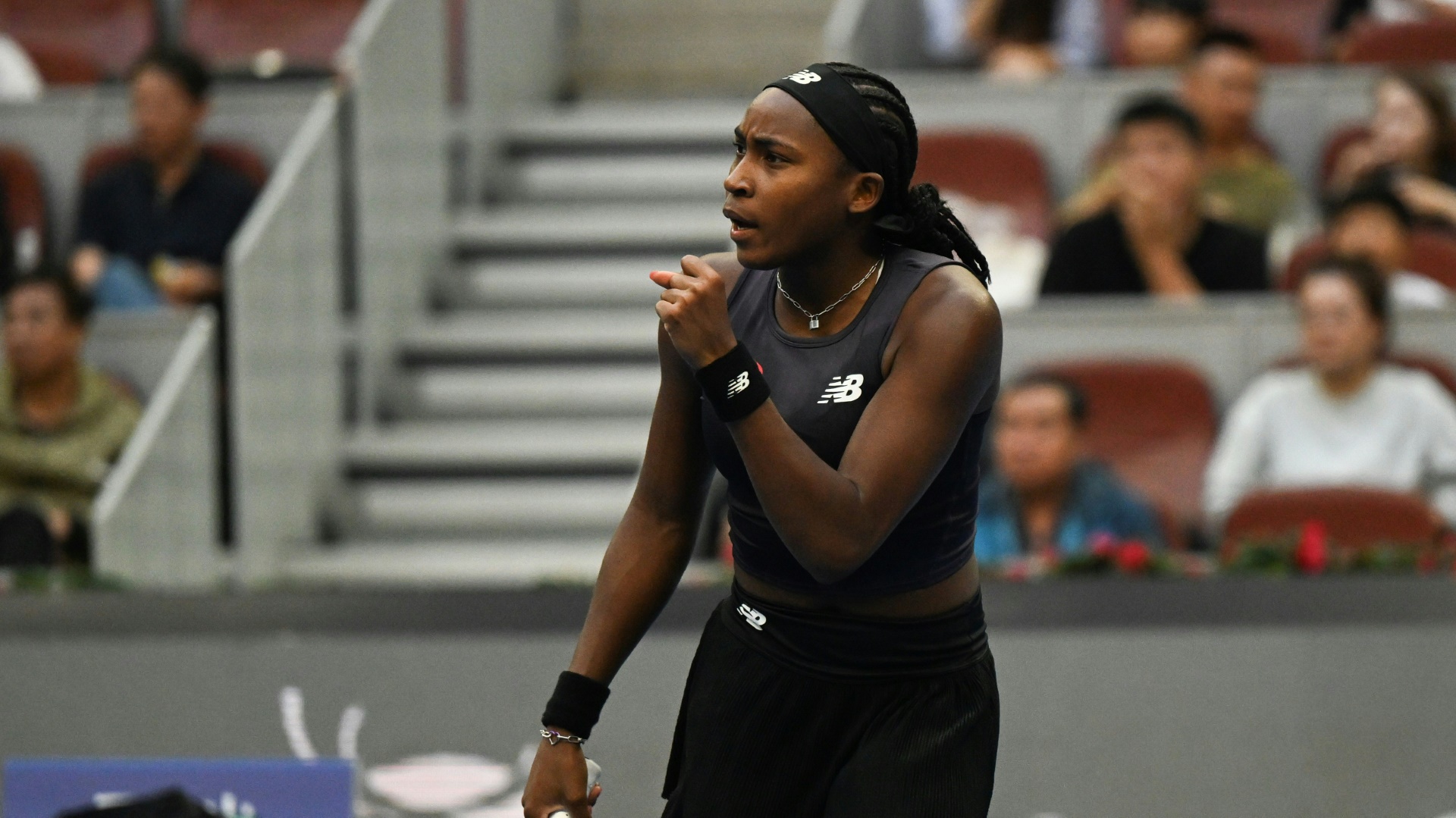 Gauff zittert sich in Peking eine Runde weiter