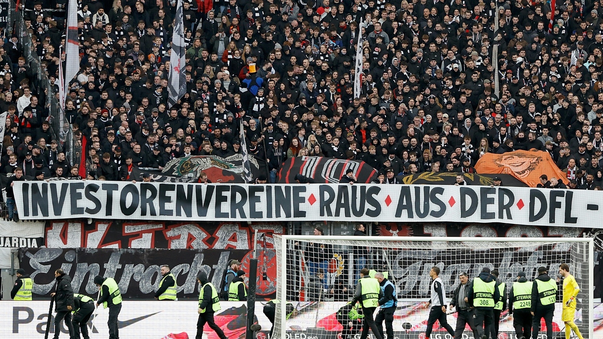 Frankfurter Fans protestieren gegen Wolfsburg