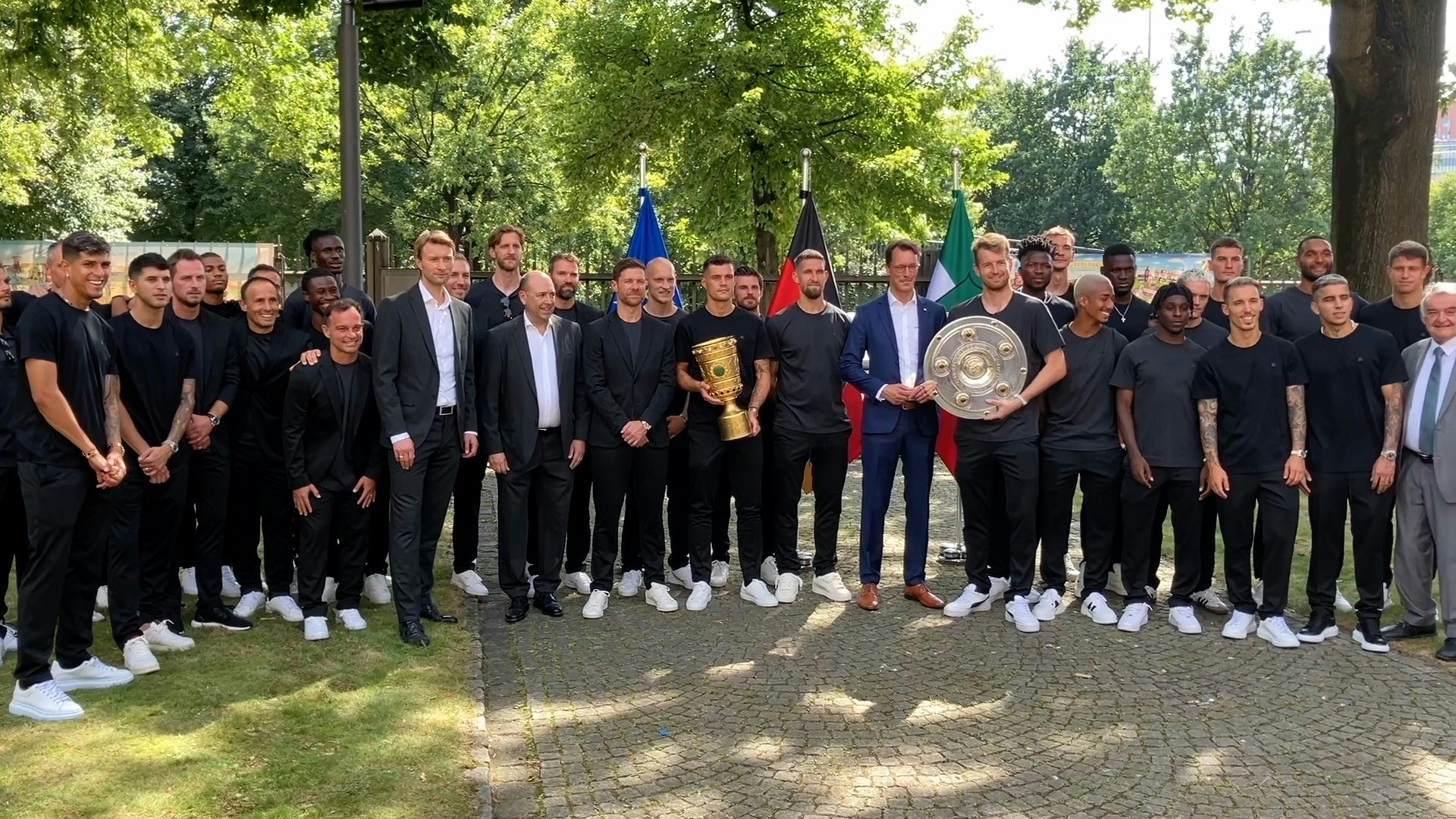 Hendrik Wüst und die Meister von Bayer Leverkusen