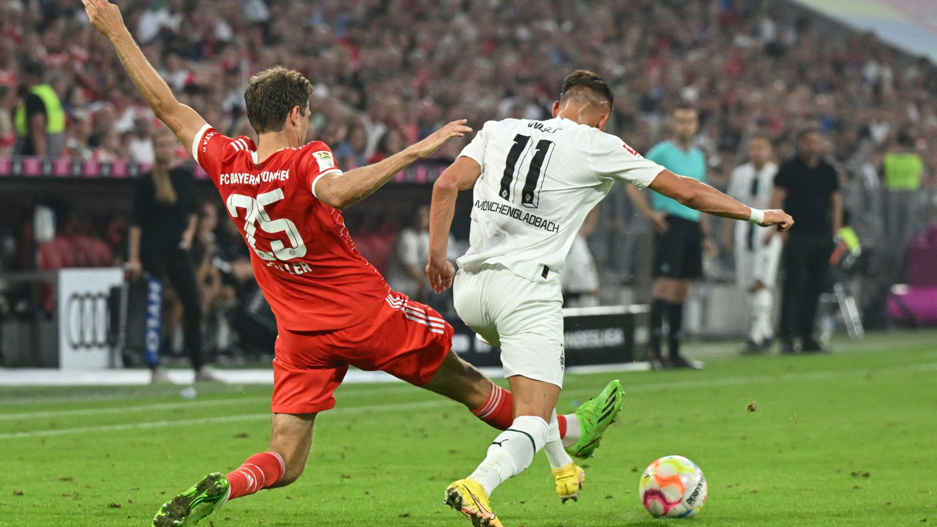 Hannes Wolf im Duell mit Thomas Müller