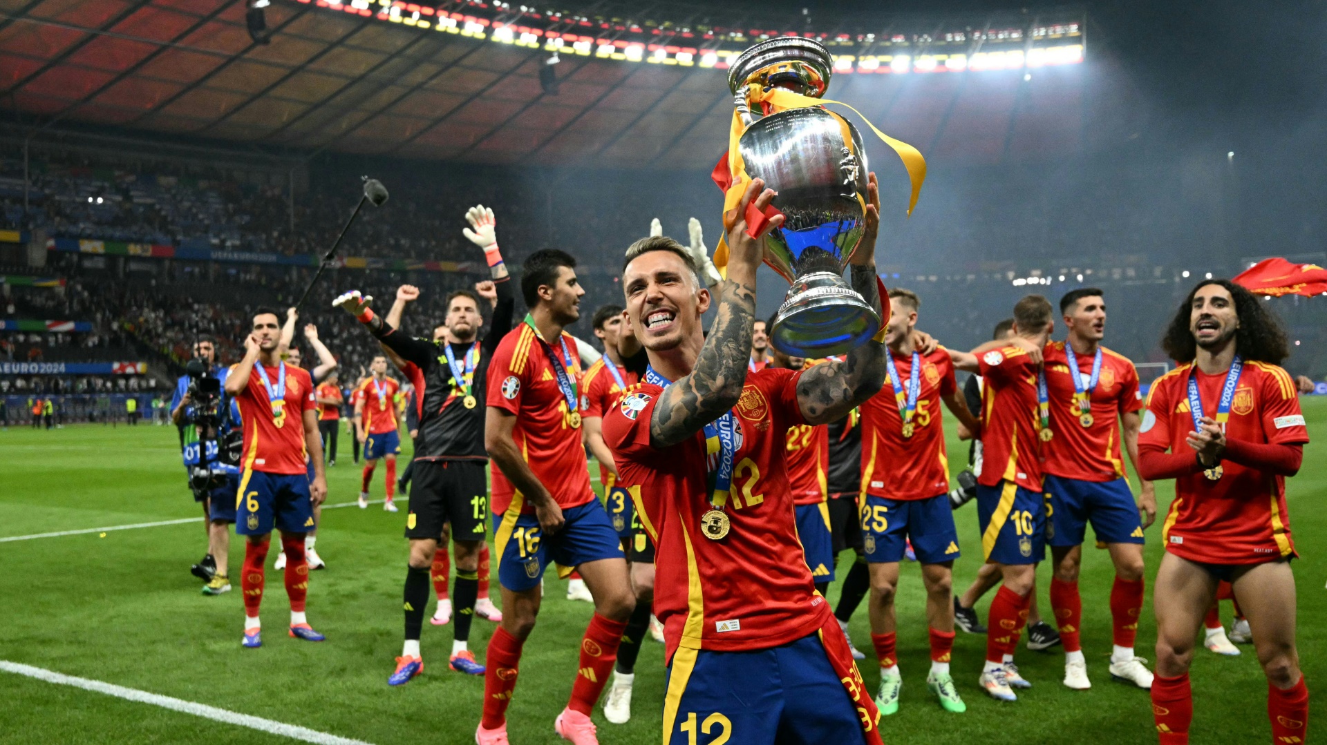 Alejandro Grimaldo mit dem EM-Pokal