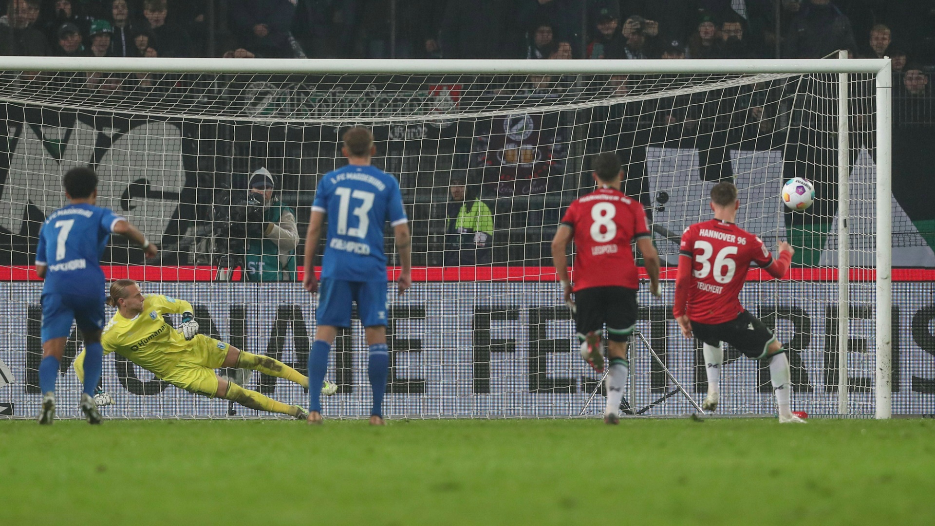 Cedric Teuchert (36) verwandelt den Elfmeter zum 2:1