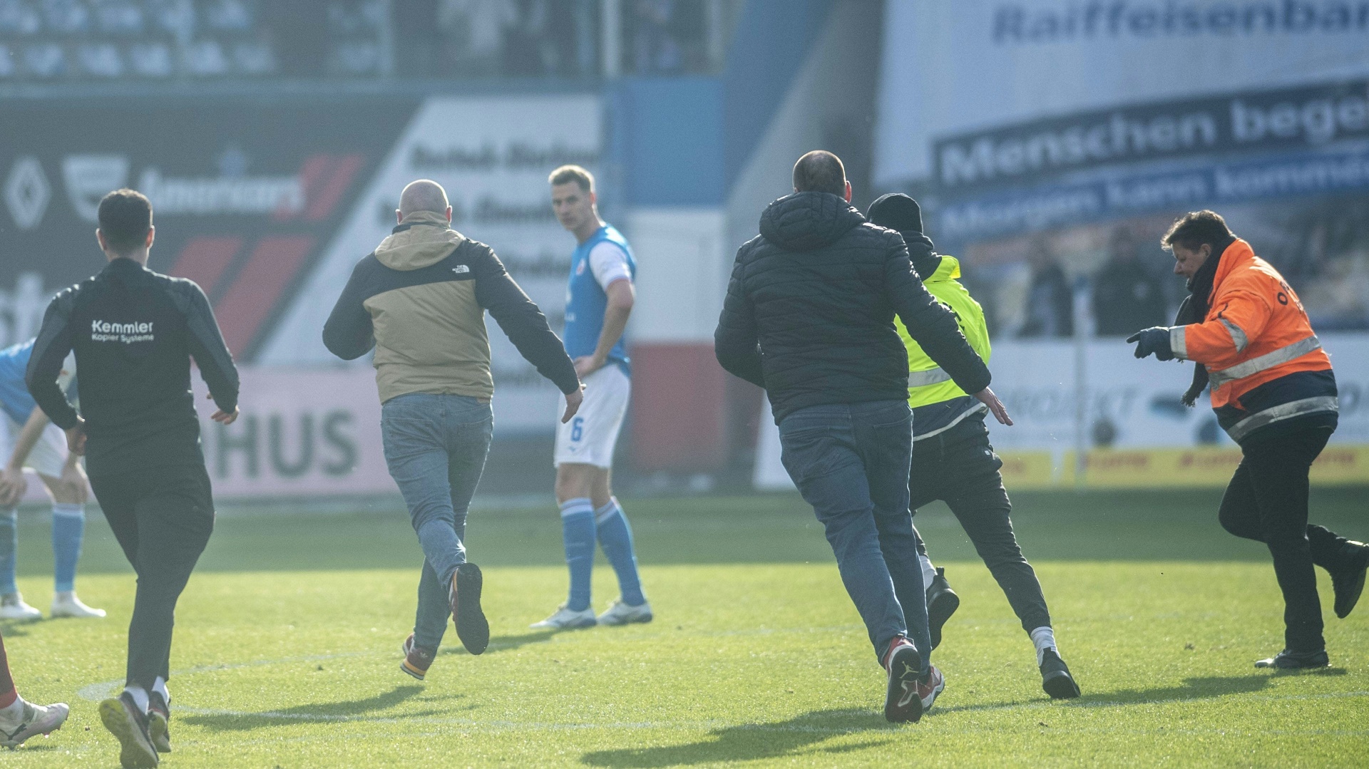 Ordner stoppen Hansa-Fans im Innenraum