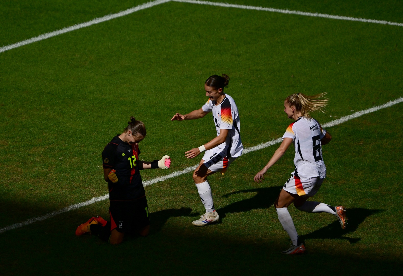 Die DFB-Frauen feiern Elfmeter-Heldin Ann-Katrin Berger