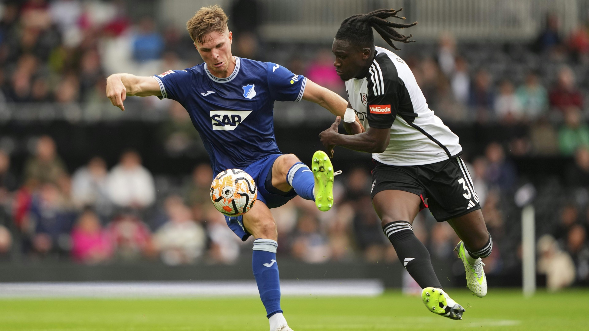 Marius Bülter im Zweikampf mit Calvin Bassey aus Fulham