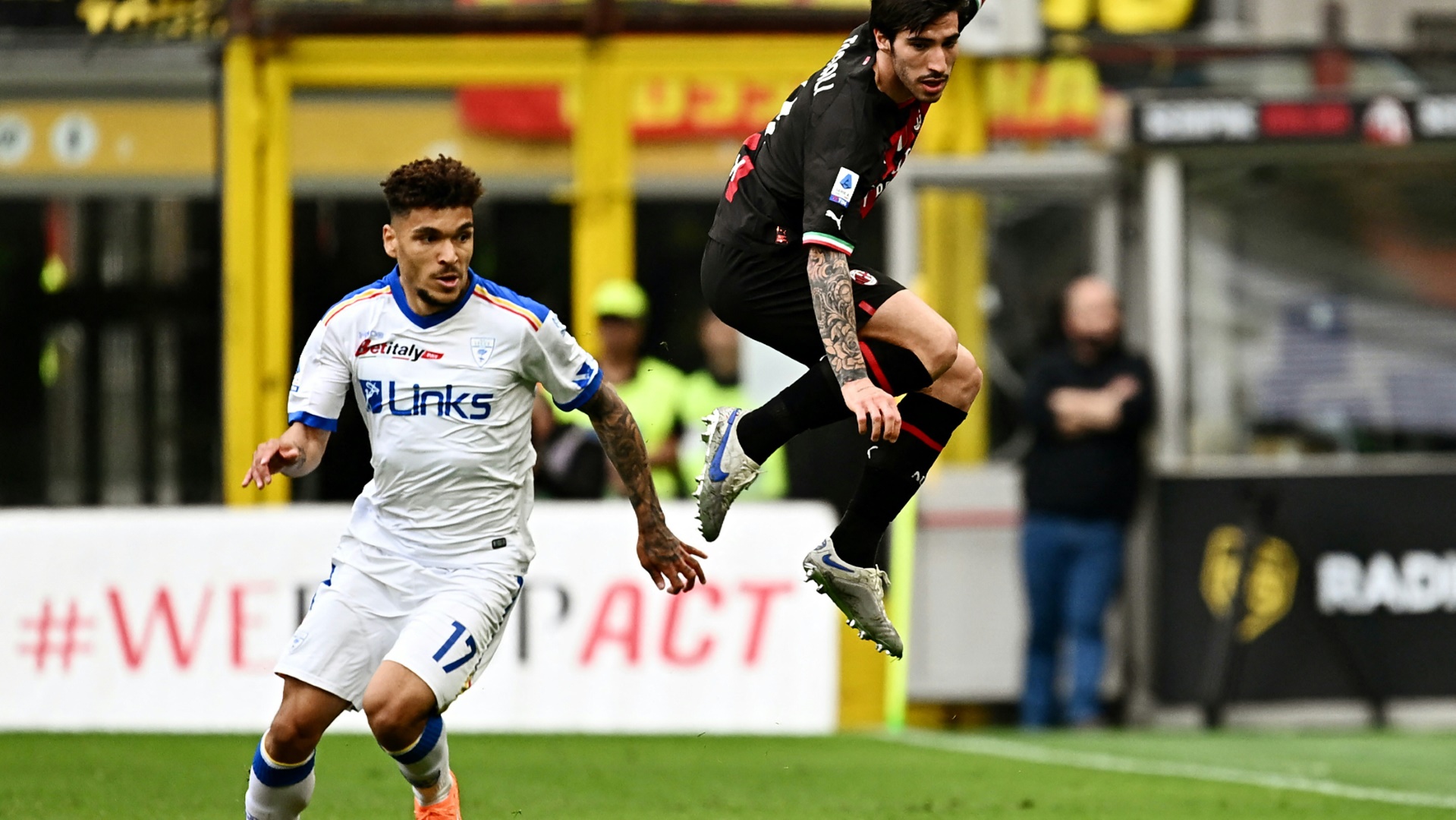 Valentin Gendrey (l) kommt zur TSG